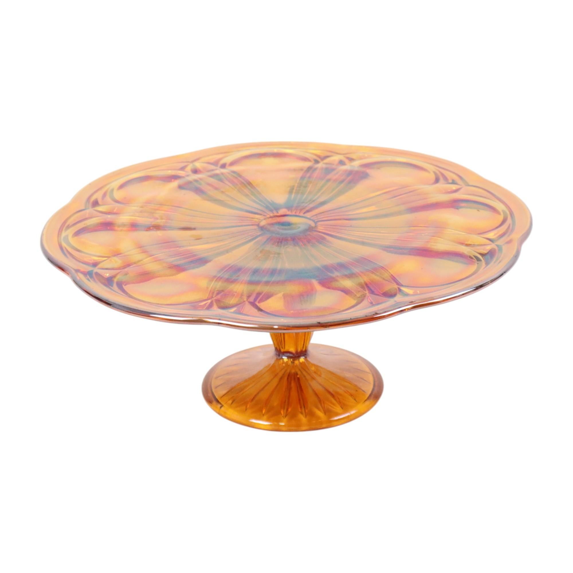 Portapasteles art déco alto de cristal naranja con efecto nacarado, meseta redonda para pasteles con motivos ondulados muy decorativos y motivos de estrellas en la base redonda, de cristal prensado, también llamado cristal de depresión, raro en esta