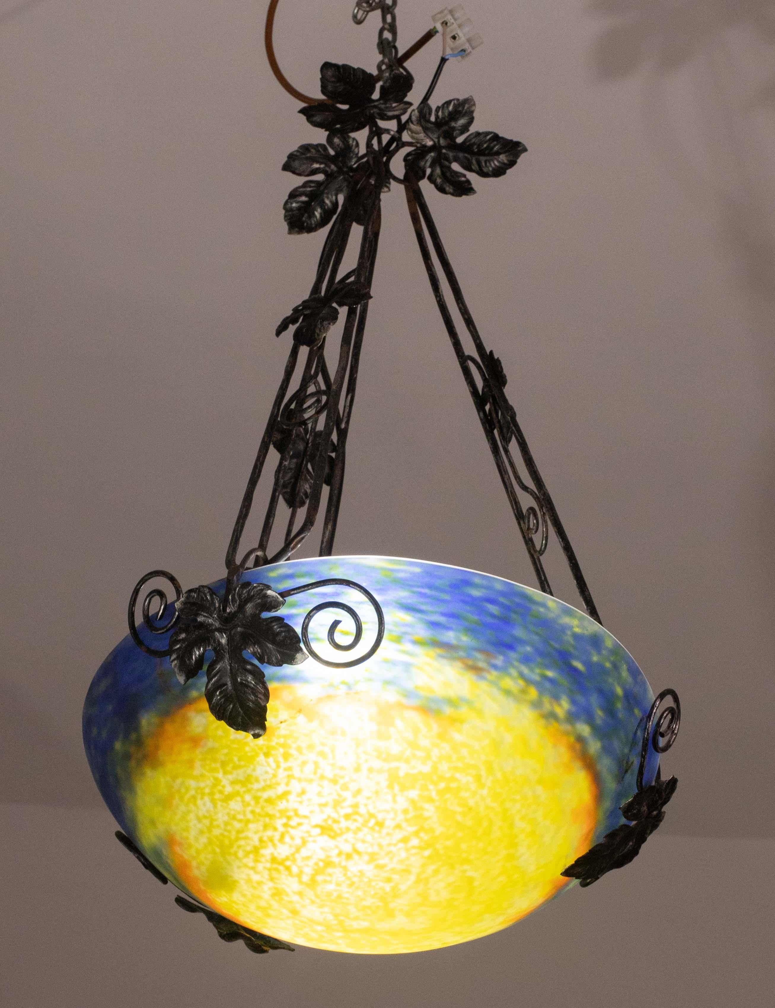 Lámpara francesa Art Decó colgante de cristal Pâte de Verre amarillo azul y naranja de G.V. de Croismare, Muller Frères Luneville, años 20.
Esta lámpara colgante es una pieza extraordinaria del periodo Art Déco francés. El cuenco es de vidrio Pâte