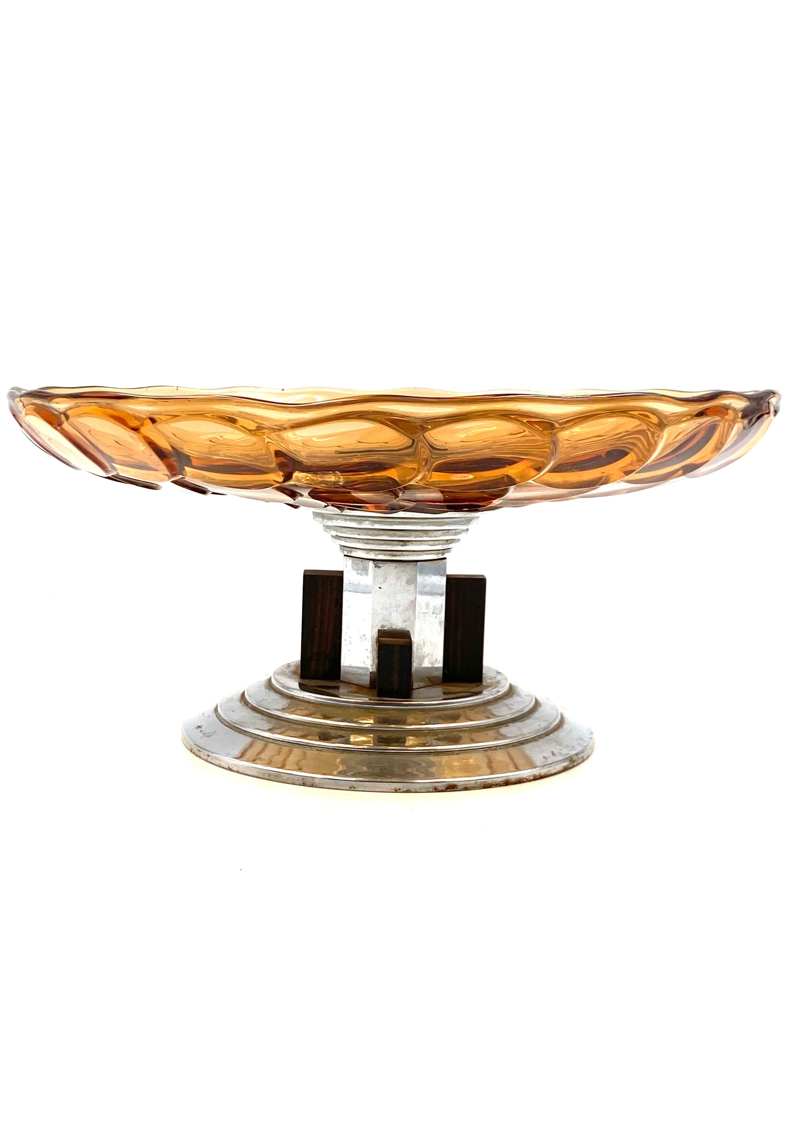 Art Deco orange scaled centerpiece / bowl

France 1930- 1940

glass, wood, stone

measures: 14.5 cm height x 32 cm diameter.

Conditions: Excellent consistent with age and use.