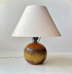 Lampada da tavolo Art Déco a forma di sfera in ceramica giallo-arancio, in stile Jean Besnard, anni '30