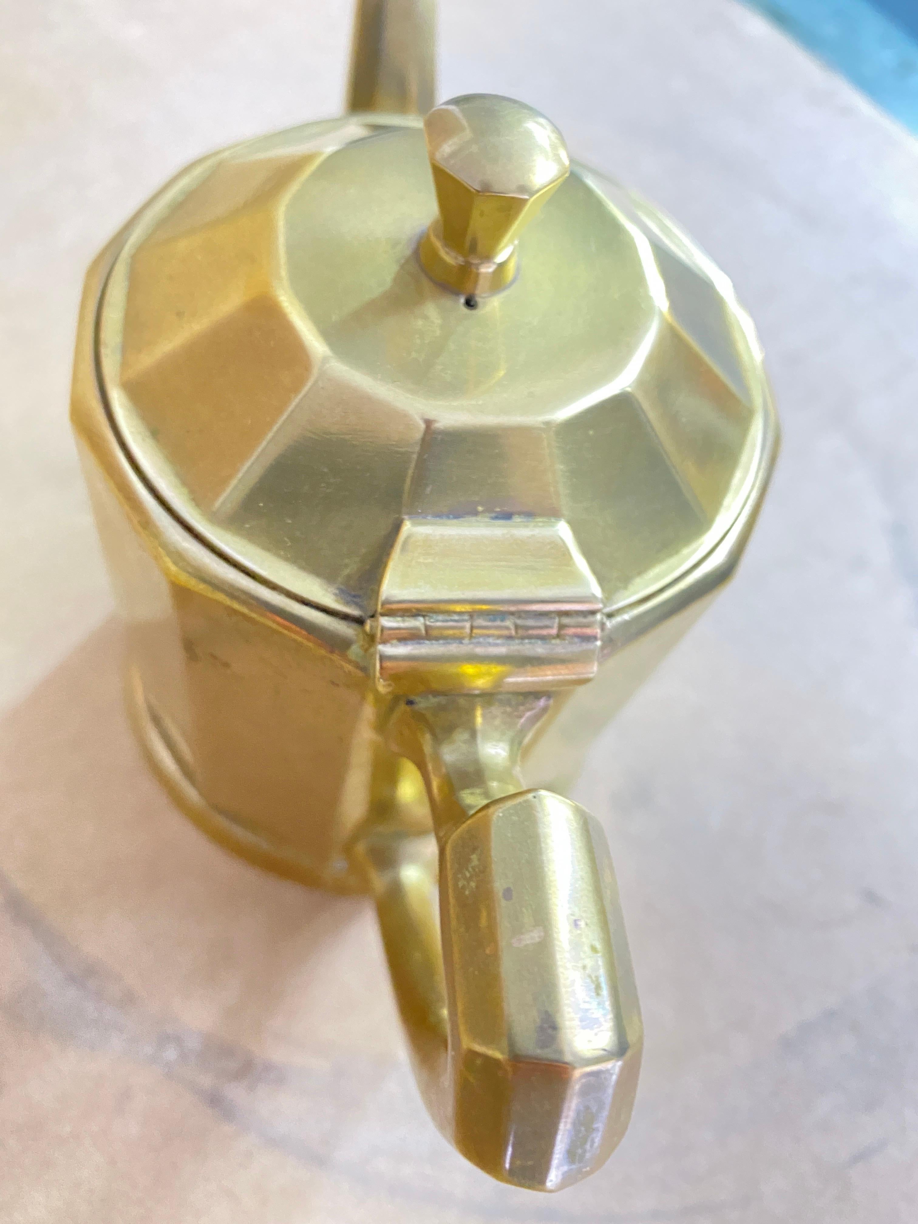 This coffee service is a service from the Art deco period. Made in France in the 1940s in a metal called Oreum because it is close to the appearance of gold, and was used in France by the famous coppersmith Jean Dunand, I show you a detail photo