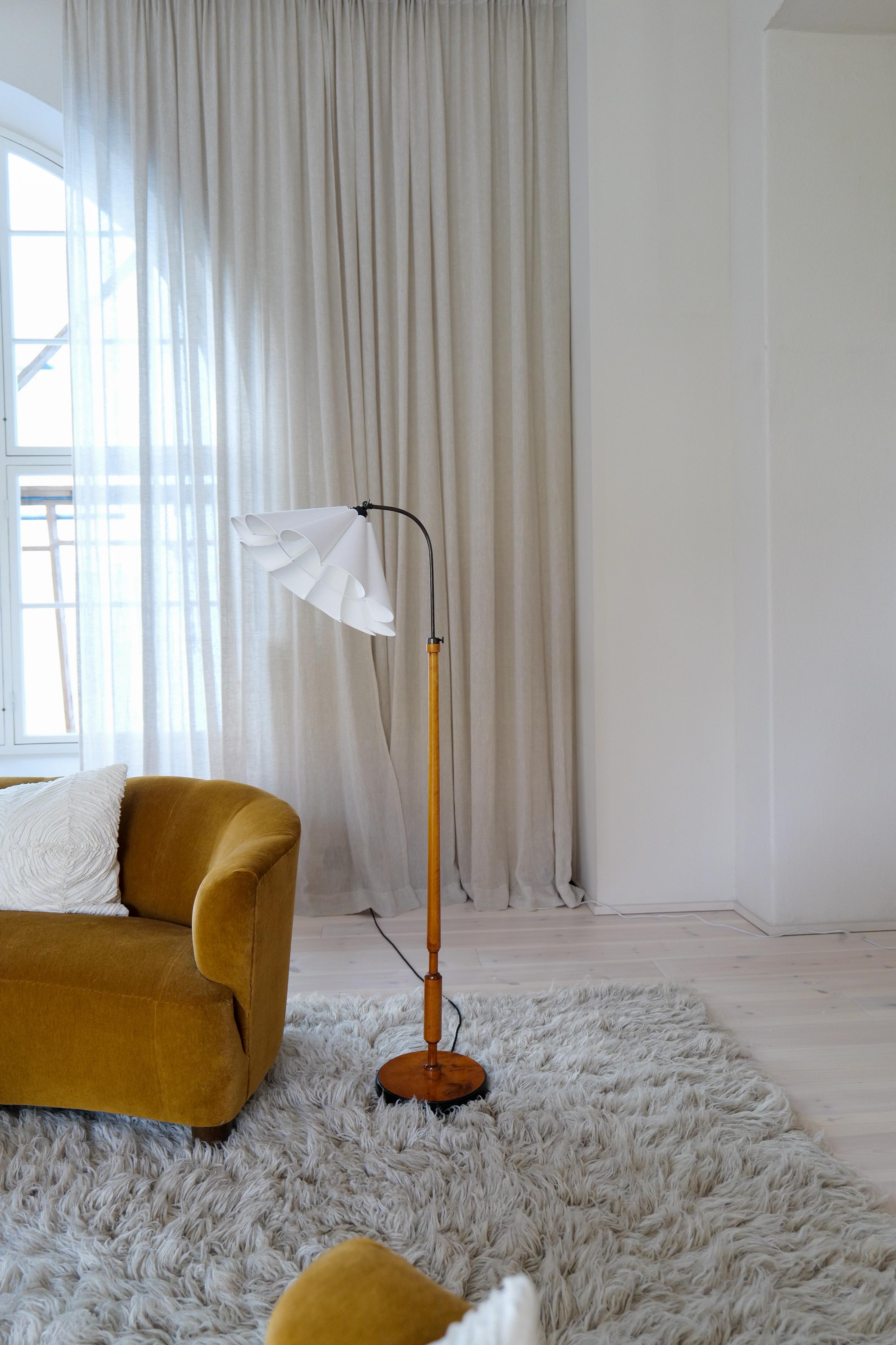 Lampadaire organique de belle facture avec une base et une tige en bouleau teinté. La lampe peut être ajustée en longueur et est facile à manipuler grâce au métal arrondi qui est placé sur le dessus de la lampe.

Bon état vintage avec quelques