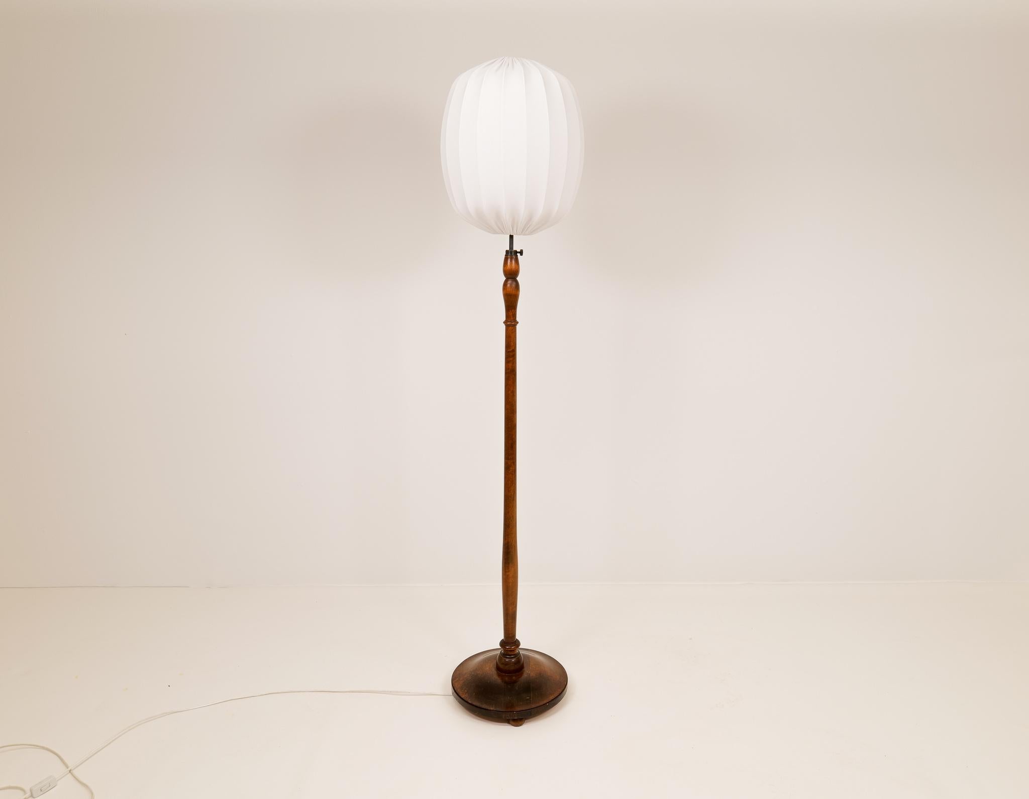 Swedish Art Deco Organic Floor Lamp in Stained Birch Sweden, 1930s For Sale
