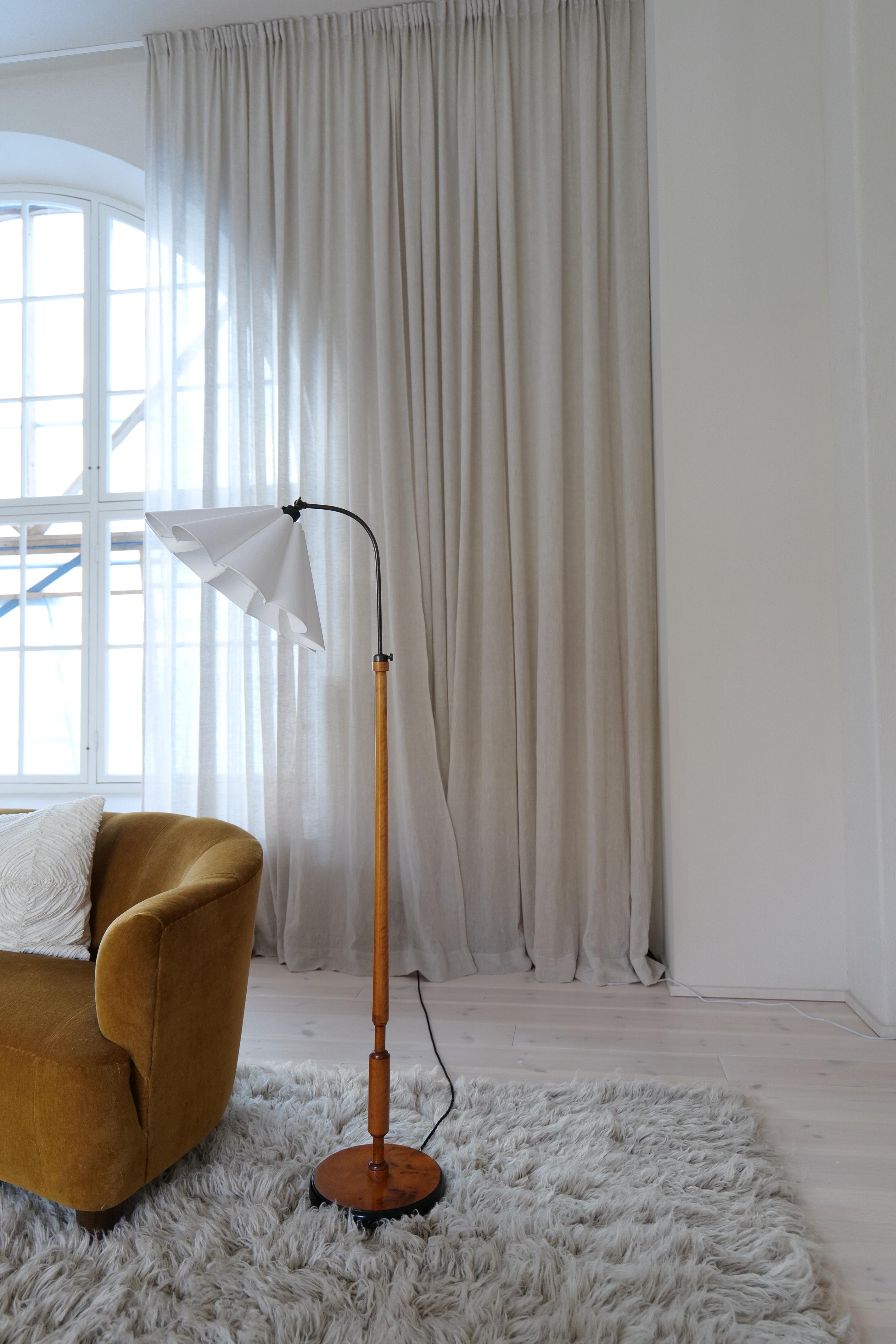 Suédois Lampadaire organique Art déco en bouleau teinté de Suède, années 1930 en vente