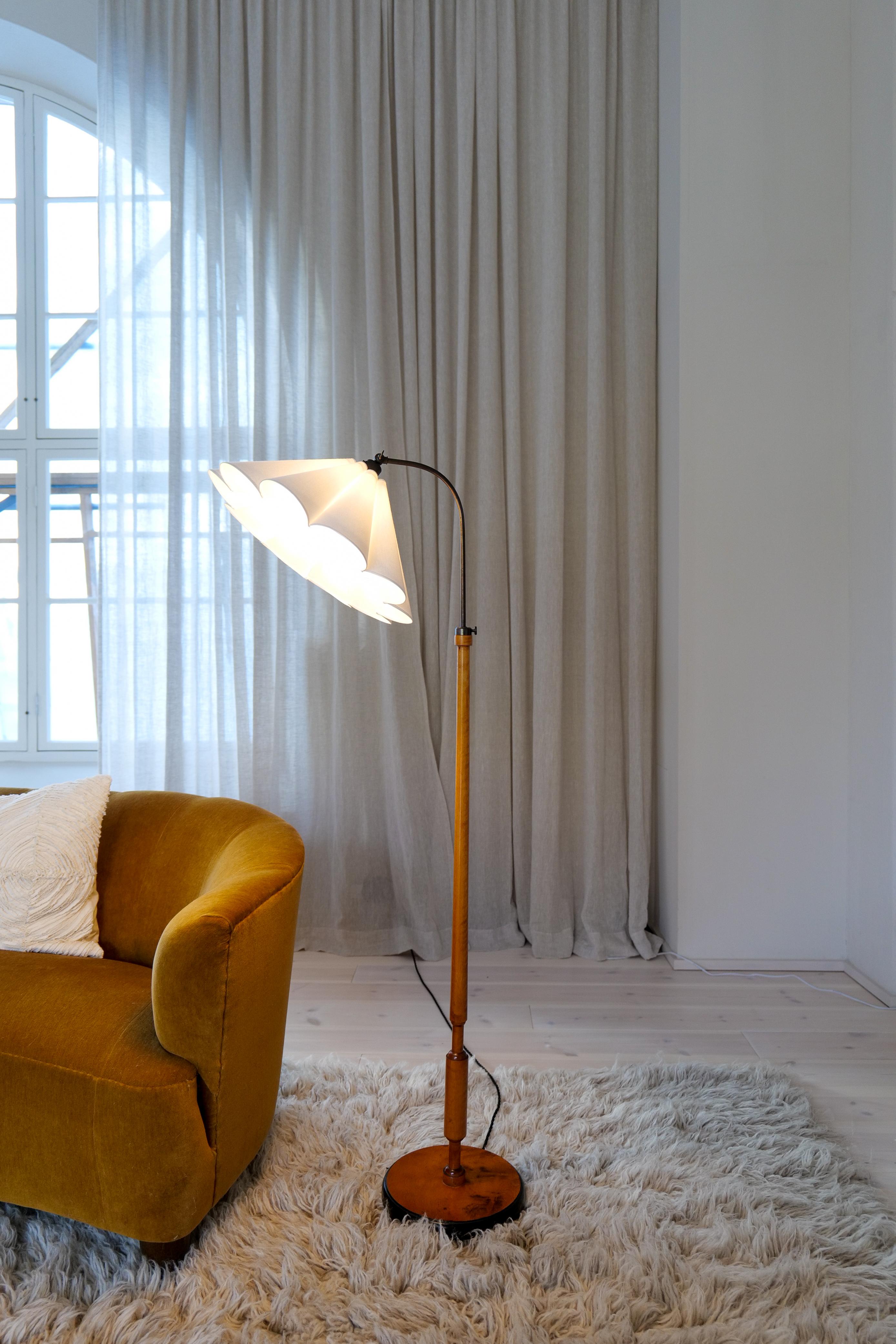 Milieu du XXe siècle Lampadaire organique Art déco en bouleau teinté de Suède, années 1930 en vente
