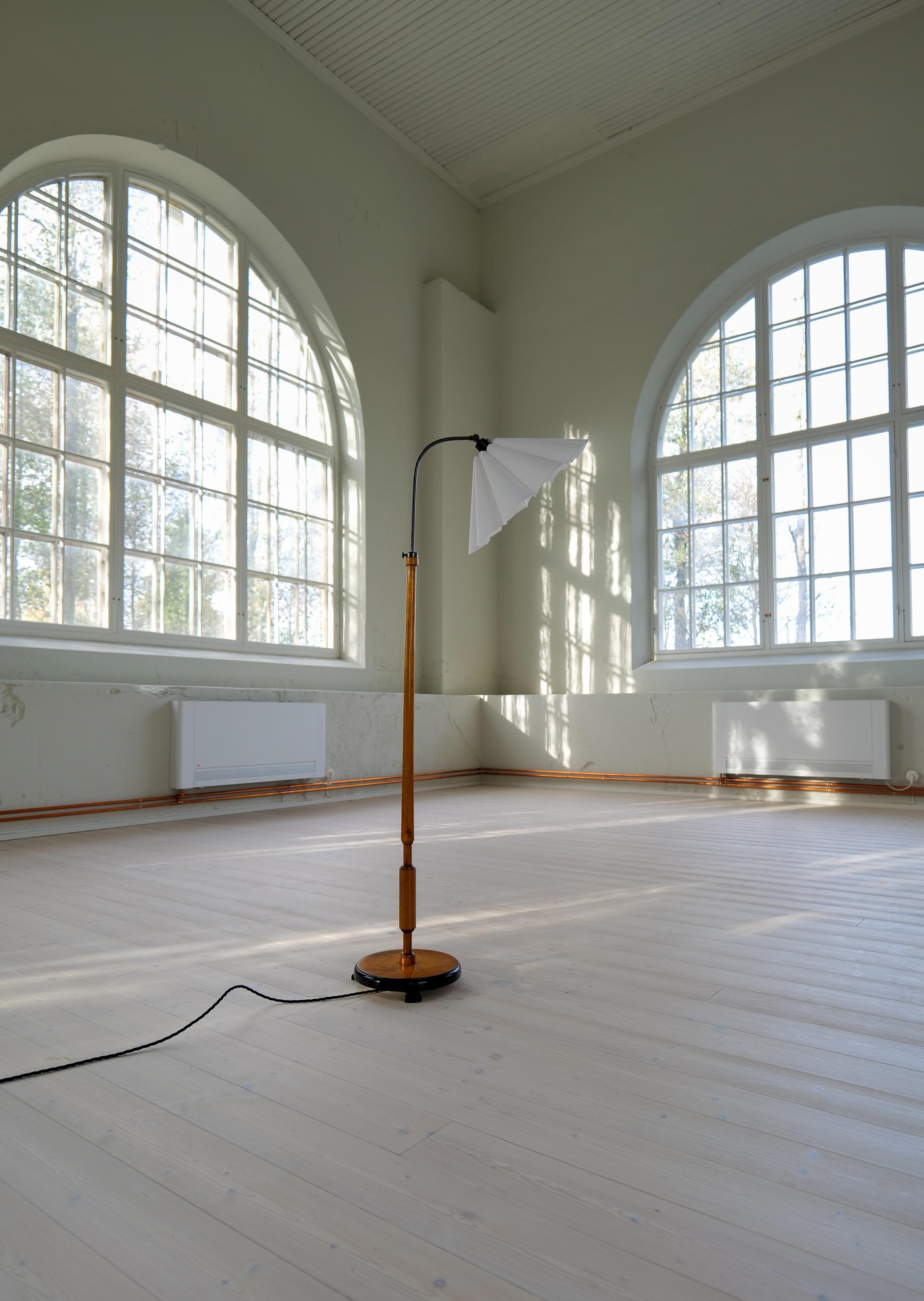 Bouleau Lampadaire organique Art déco en bouleau teinté de Suède, années 1930 en vente