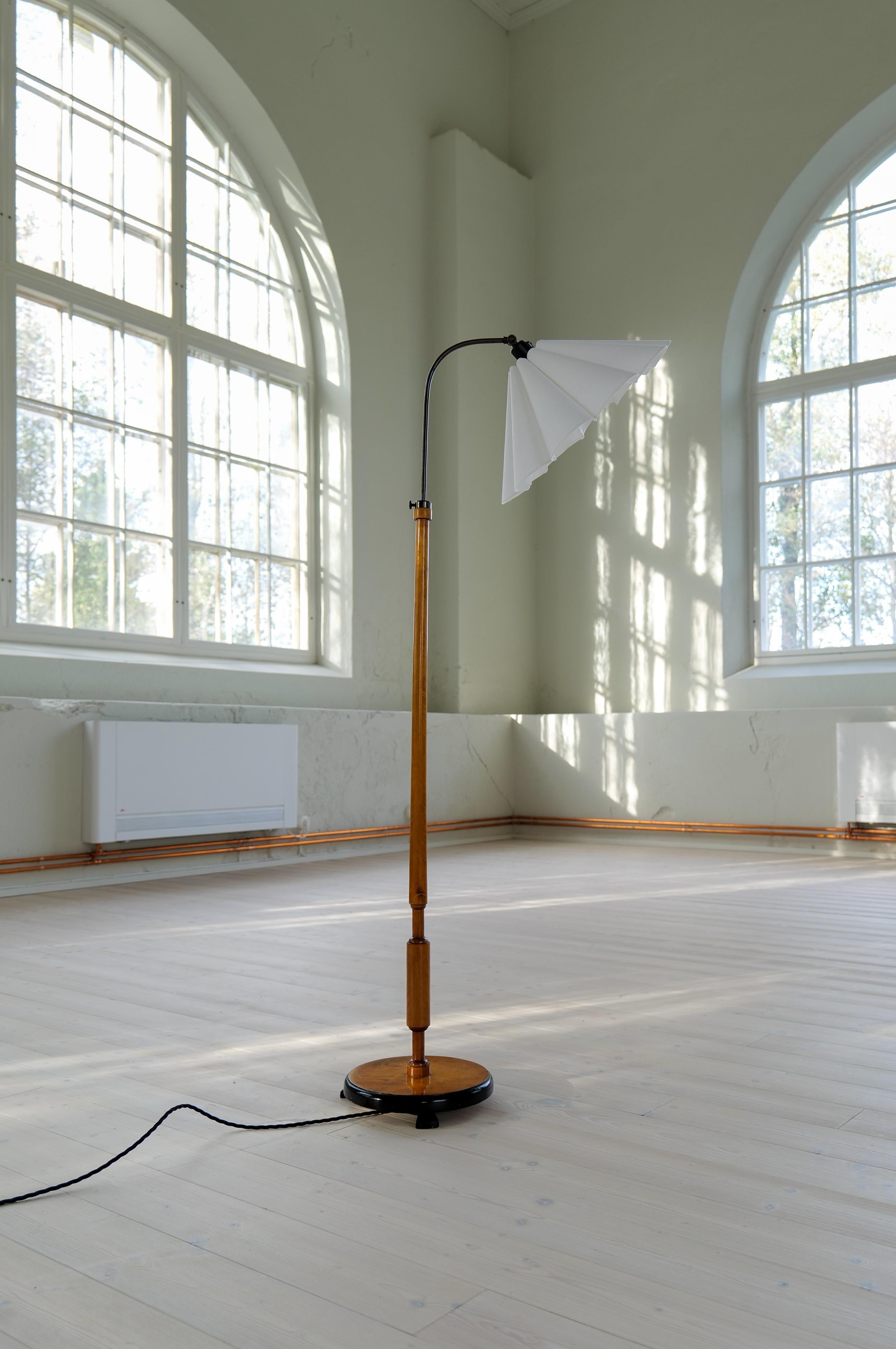 Lampadaire organique Art déco en bouleau teinté de Suède, années 1930 en vente 1