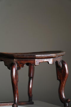 Art Decó, Mesa auxiliar orgánica / Taburete de madera maciza teñida, años 40