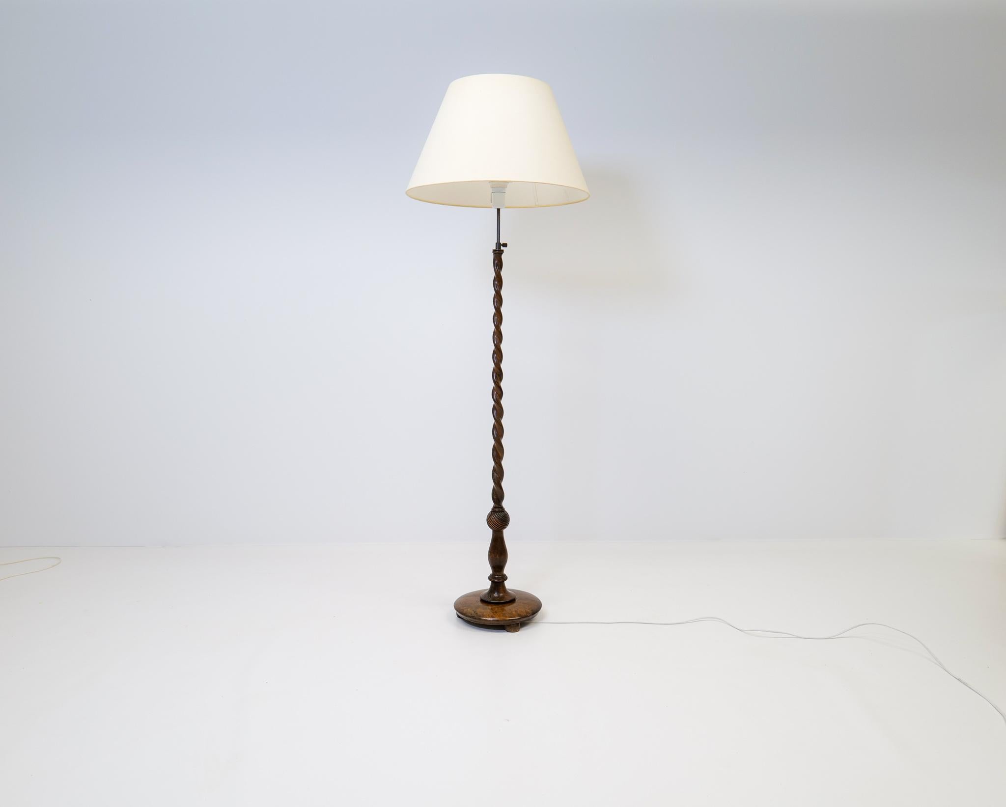 Nice looking organic floor lamp with a base and the rod in stained birch. The lamp can be adjustable in length and are easy to handle with the rounded metal that is placed on top of the lamp. 

Good vintage condition with some wear.