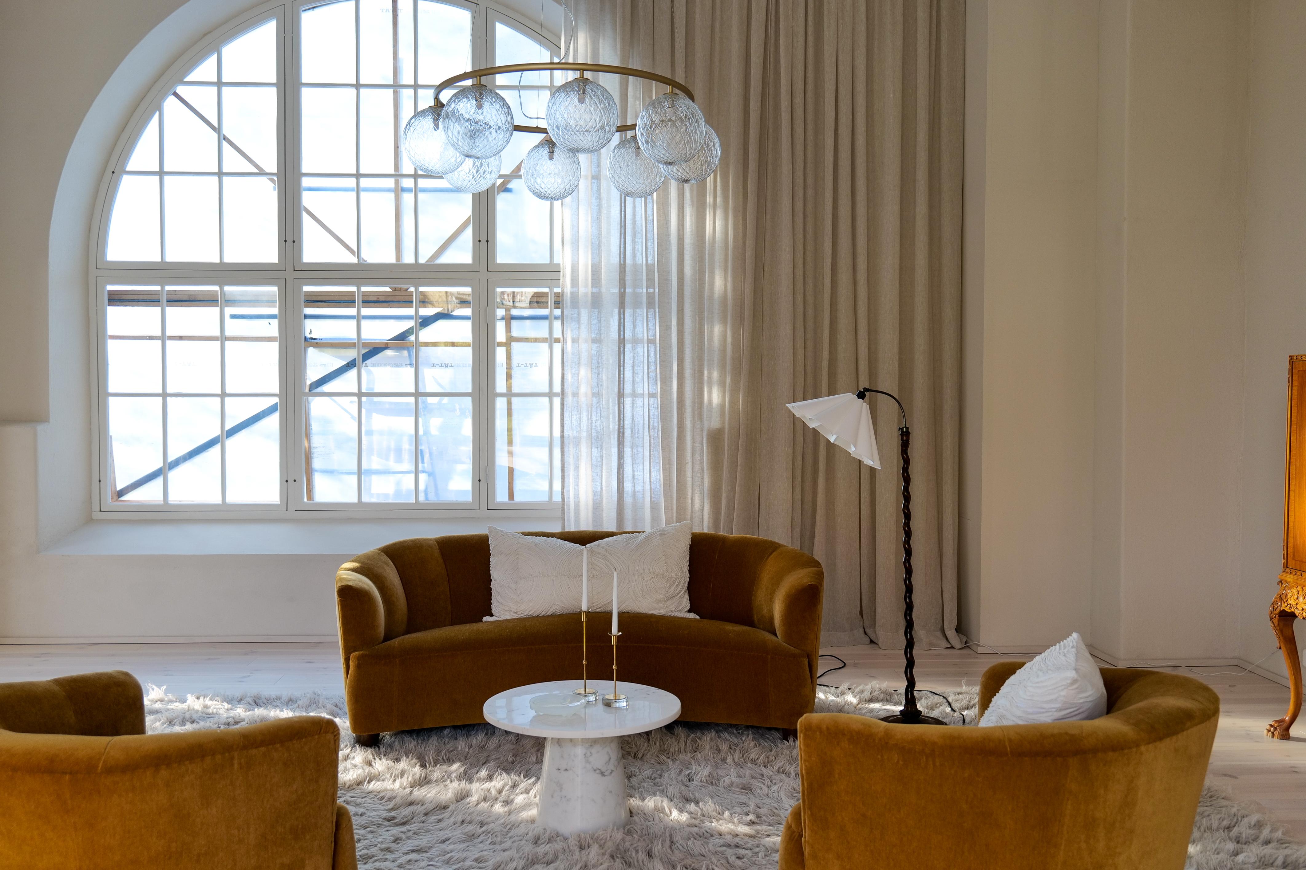 Nice looking organic floor lamp with a base and the rod in stained birch. The lamp can be adjustable in length and are easy to handle with the rounded metal that is placed on top of the lamp. 

Good vintage condition with some wear. 

Dimensions: H