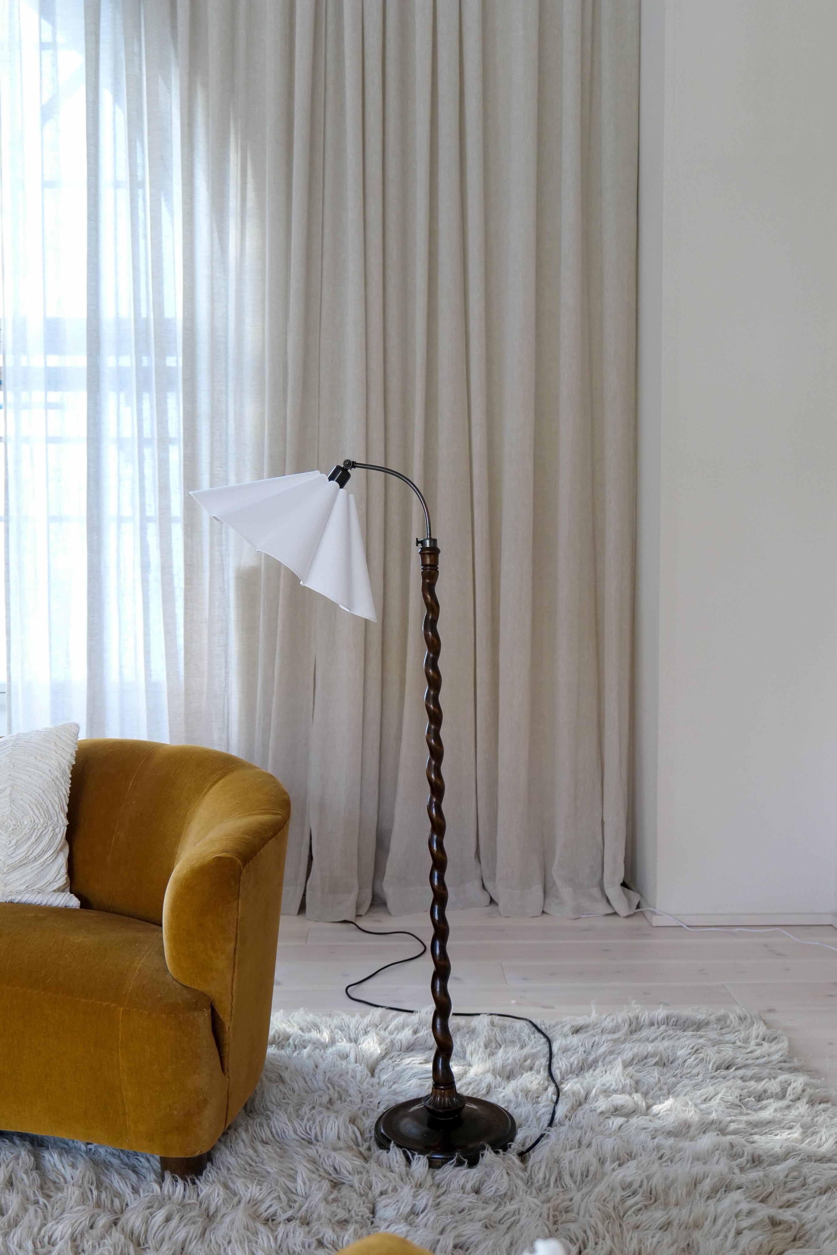Swedish Art Deco Organic Swirl Floor Lamp in Stained Birch Sweden, 1940s For Sale