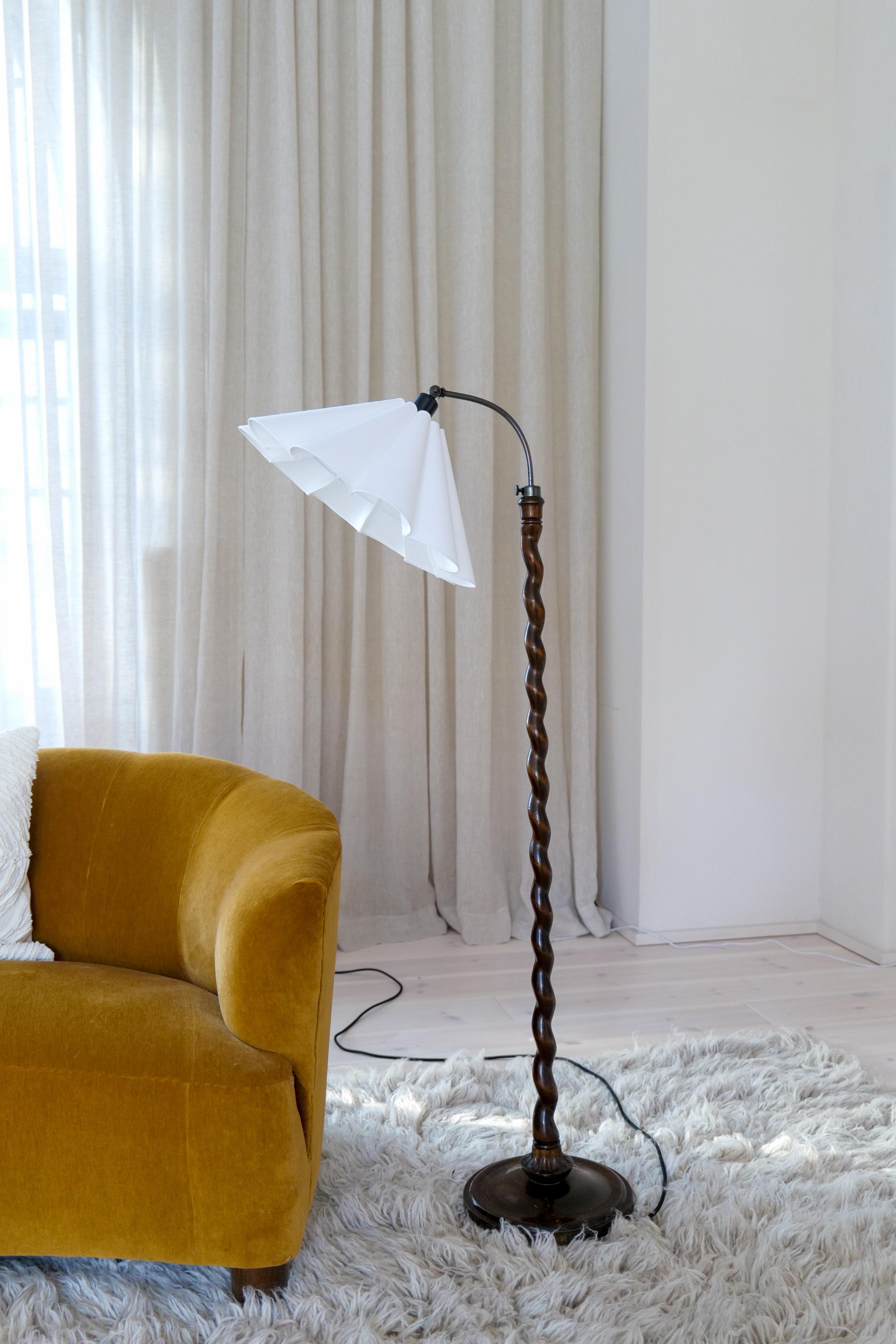Art Deco Organic Swirl Floor Lamp in Stained Birch Sweden, 1940s In Good Condition For Sale In Hillringsberg, SE