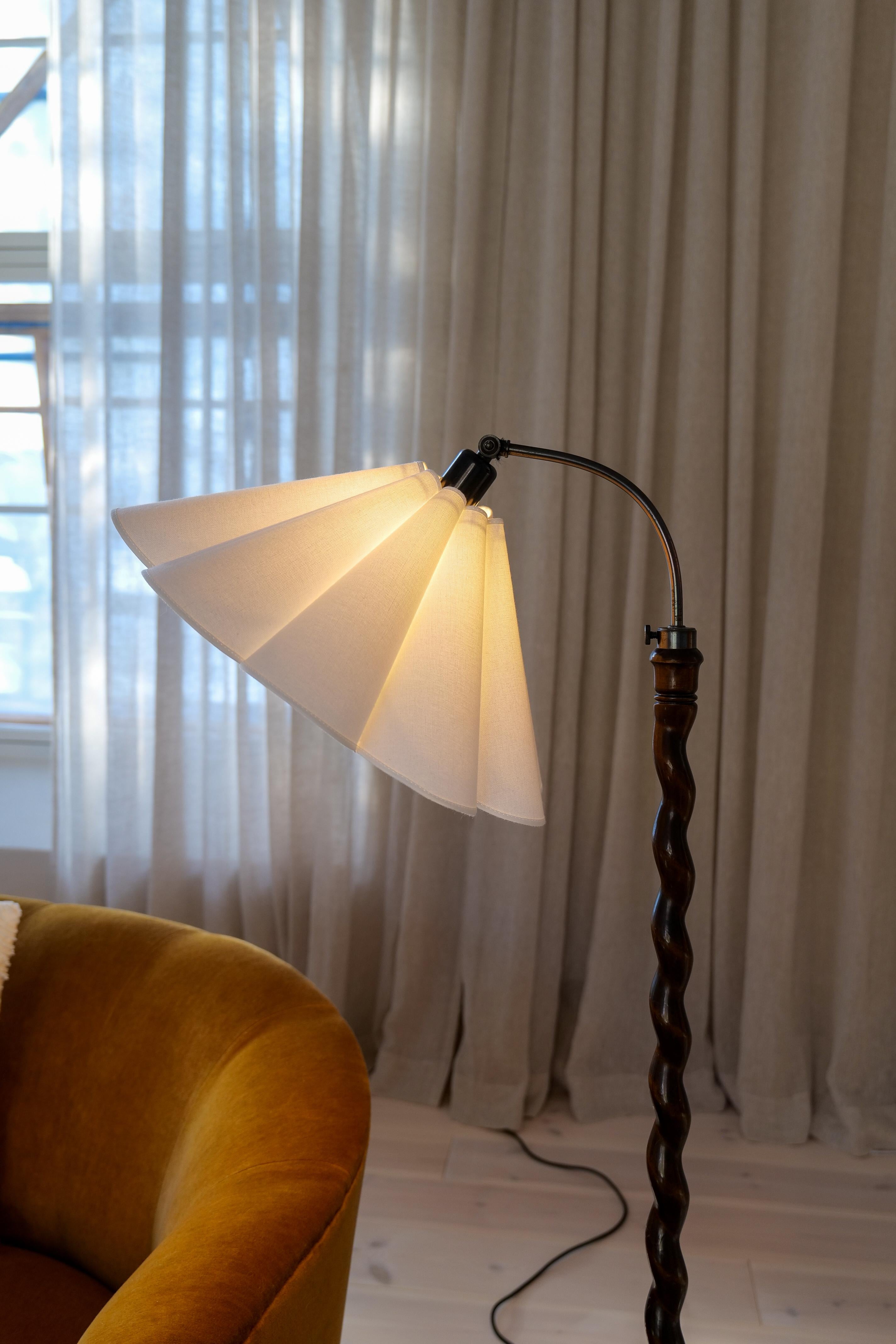 Mid-20th Century Art Deco Organic Swirl Floor Lamp in Stained Birch Sweden, 1940s For Sale