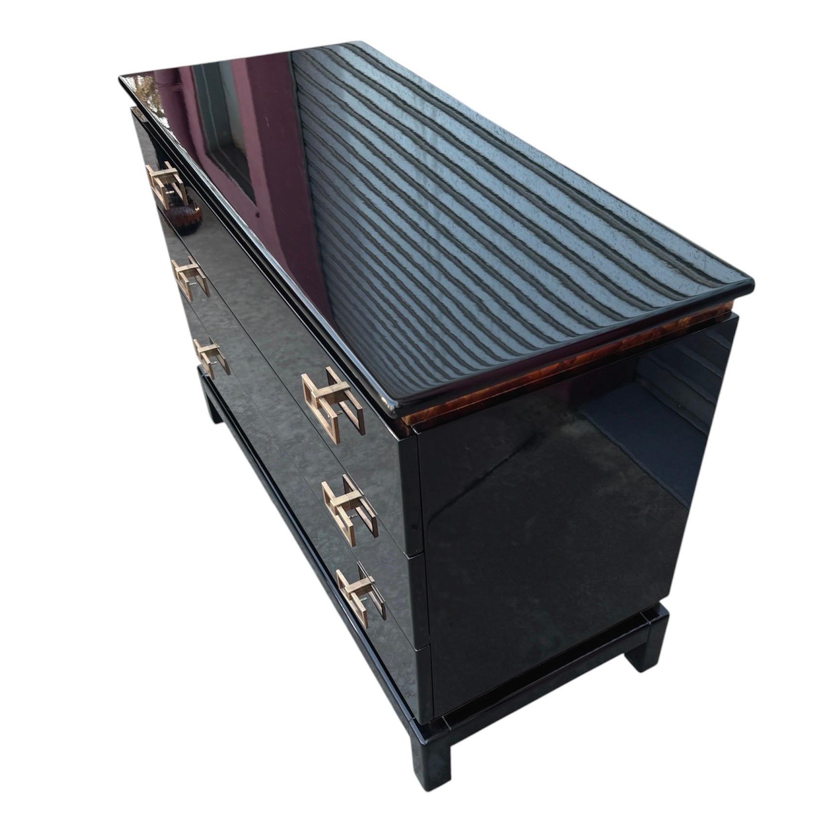 Art Deco Oriental Black Lacquer Dresser or Commode with Gold Leaf Accents In Good Condition For Sale In Ciudad Autónoma Buenos Aires, AR