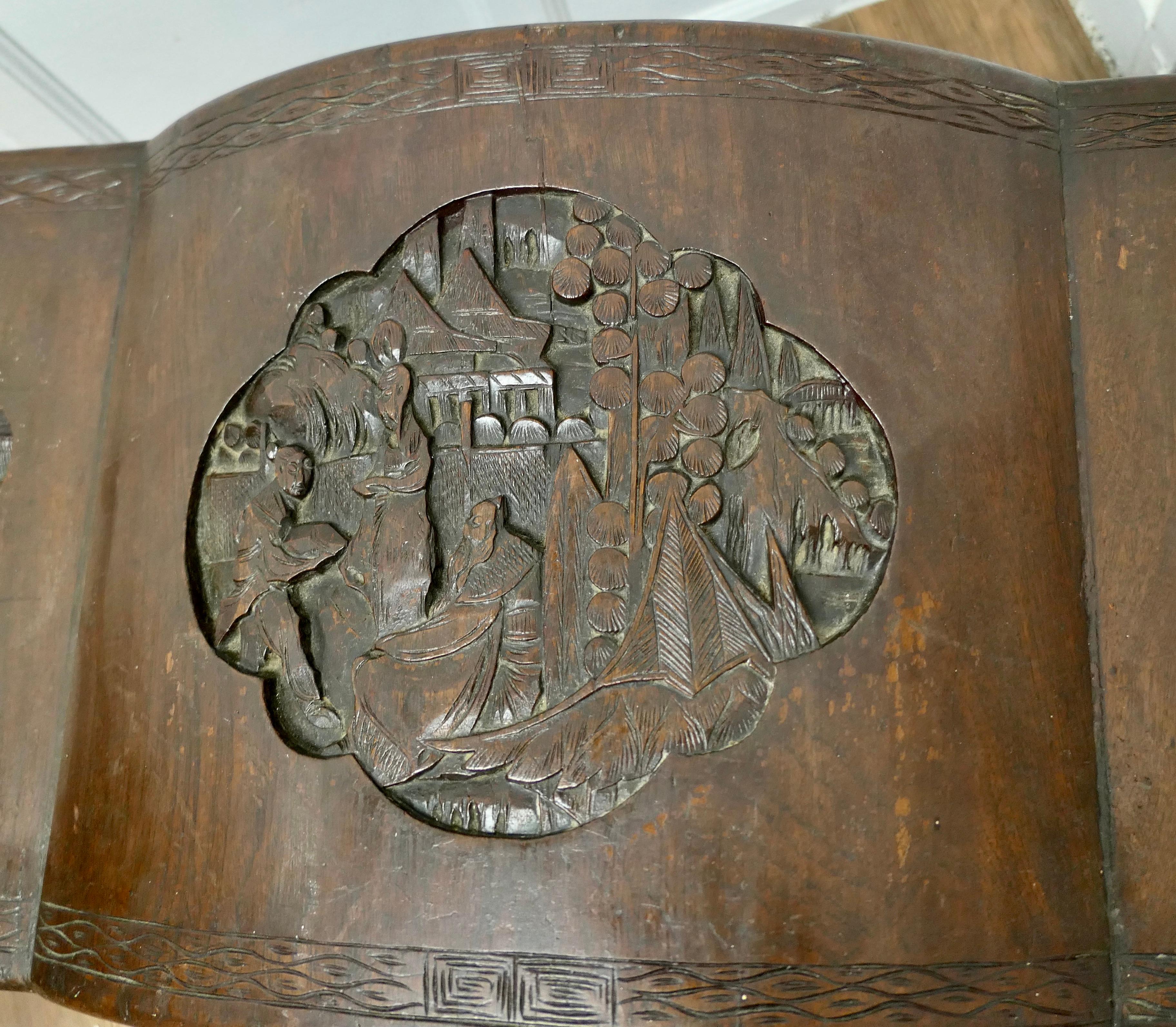 Art Deco Oriental Carved Campher Wood Truhe (Frühes 20. Jahrhundert) im Angebot
