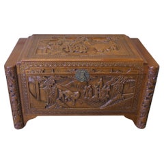 Art Deco Coffre oriental en bois de camphrier sculpté