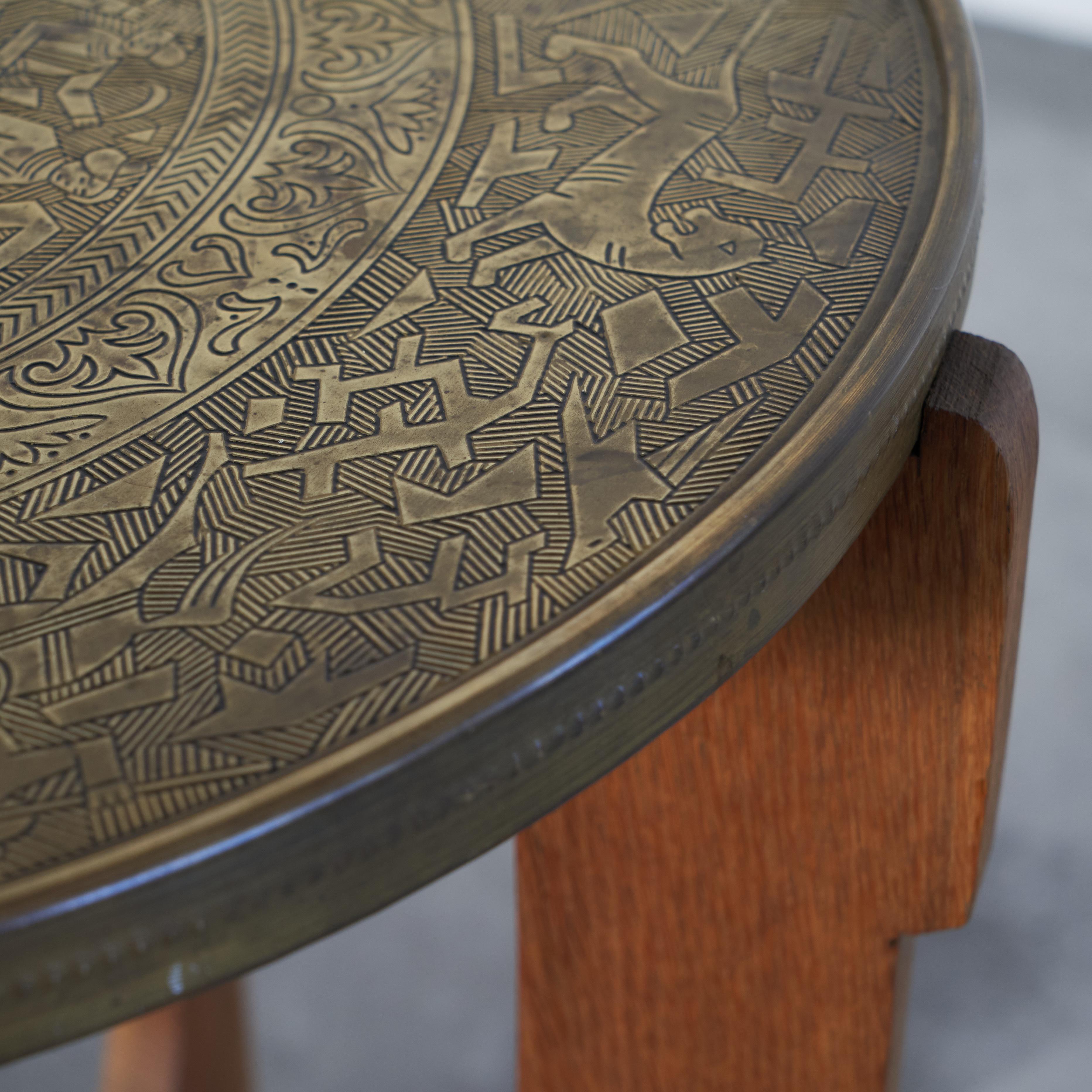 Table Art Déco Orientaliste Gueridon avec plateau en laiton repoussé années 1930 en vente 3