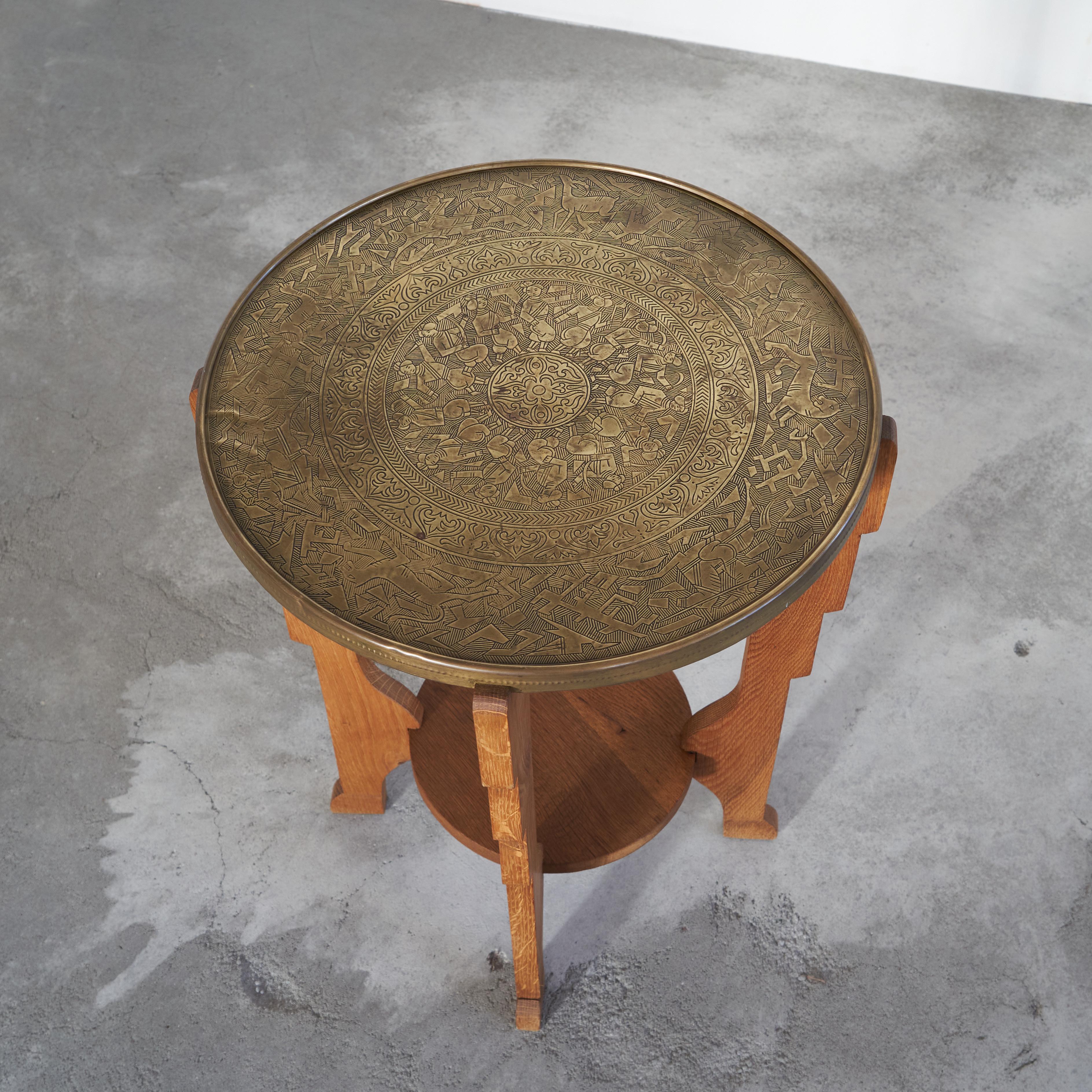 Asiatique Table Art Déco Orientaliste Gueridon avec plateau en laiton repoussé années 1930 en vente