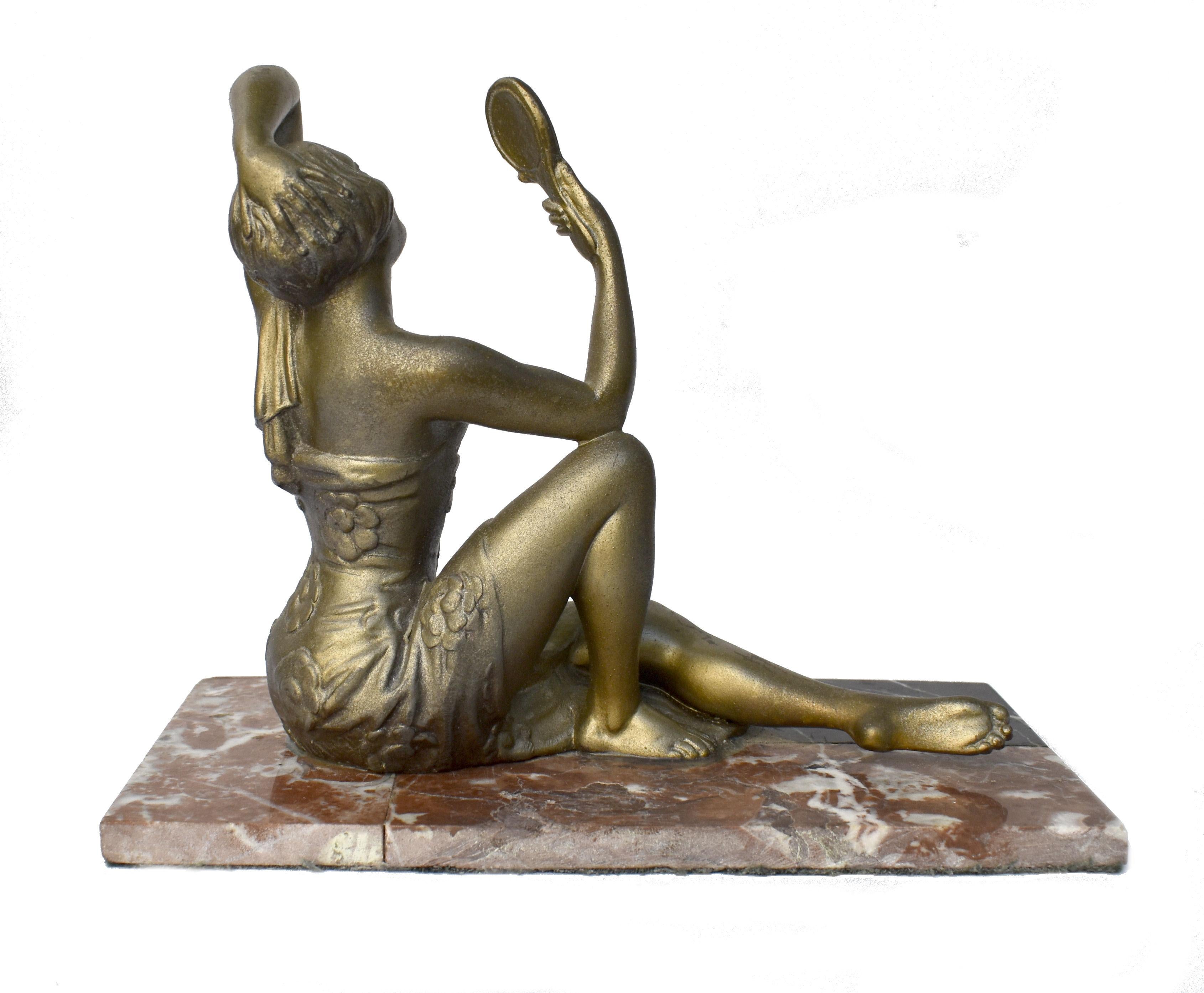 Européen Figure française Art Déco originale des années 1930 « Le miroir à la main de la femme ». en vente