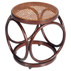 Sgabello Art Deco originale in legno di bengala, piano in rattan, disegnato da Michael Thonet