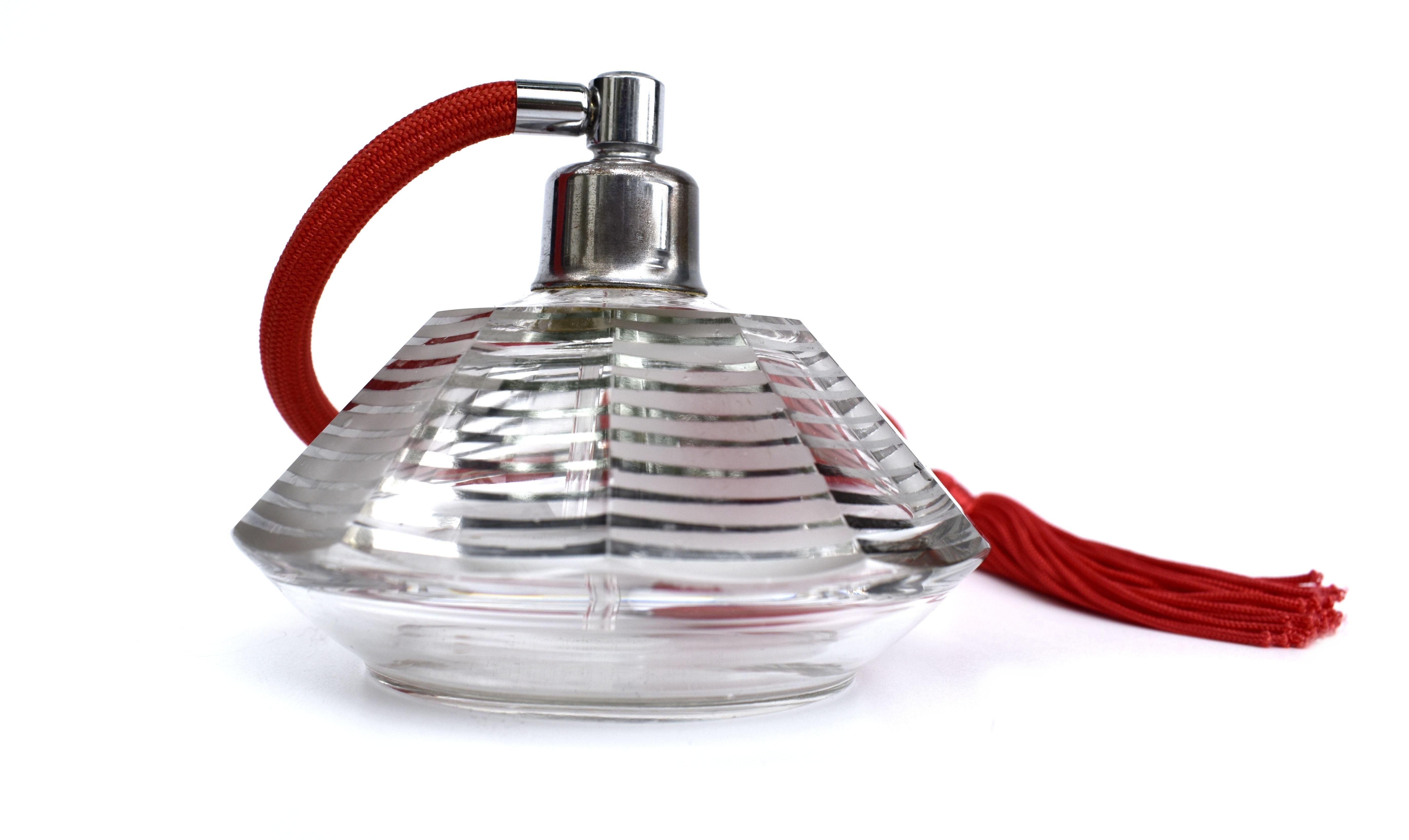 Original englischer Damen-Parfüm- Atomizer im Art déco-Stil, ca. 1930er Jahre (Geschliffenes Glas) im Angebot