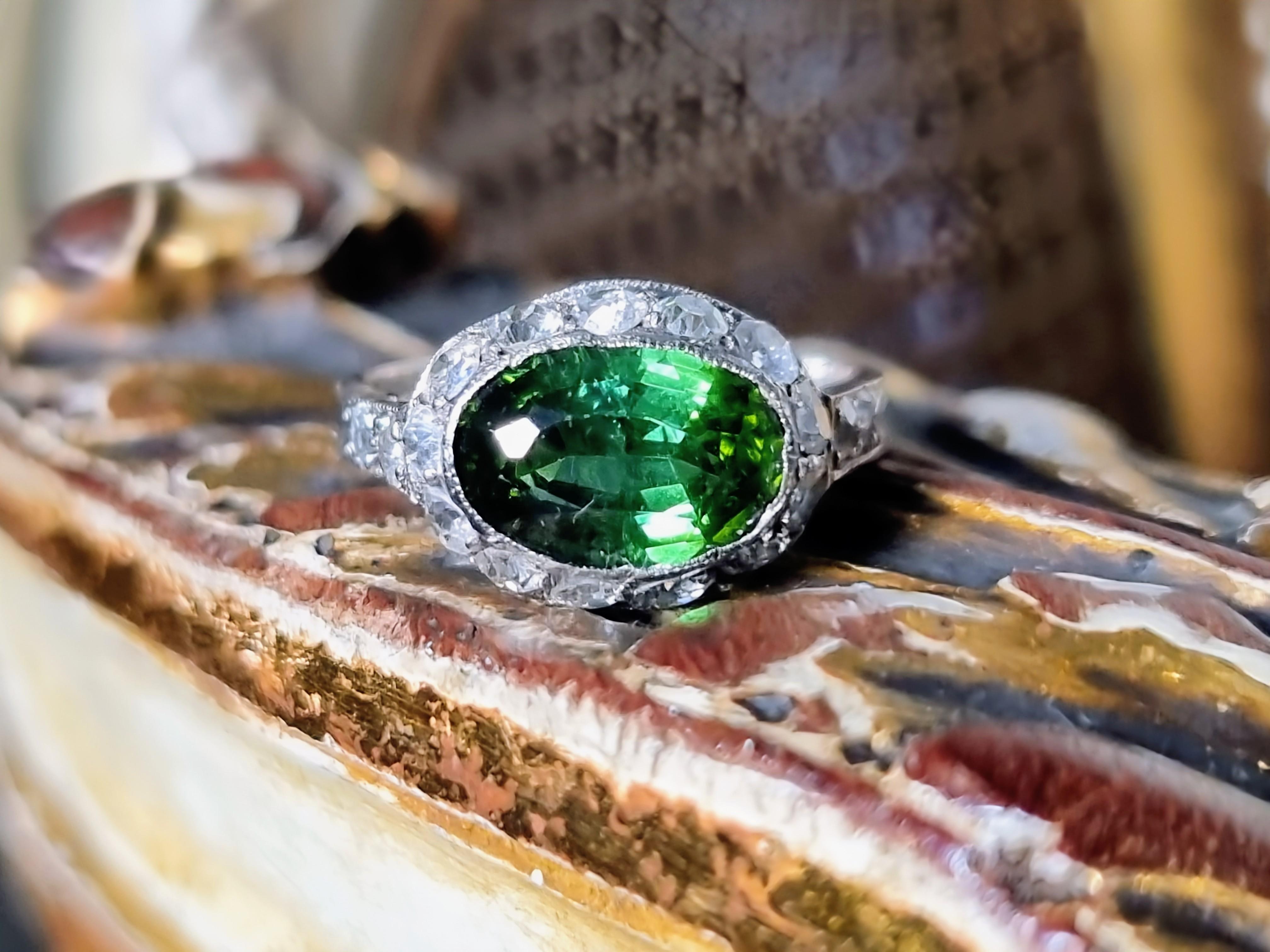 Art Déco Anello originale Artful Green in platino con tormalina e diamanti, ca. 1920 in vendita