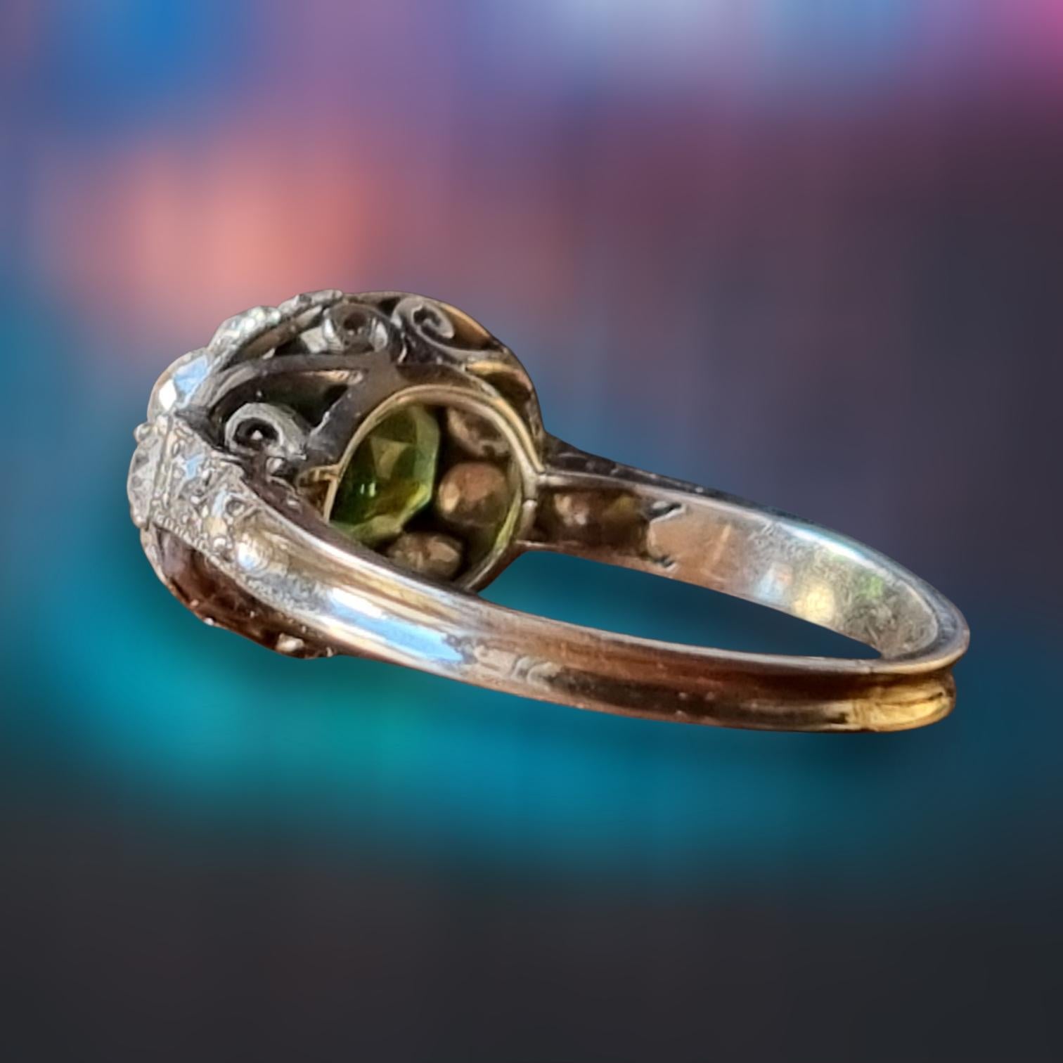Taglio ovale Anello originale Artful Green in platino con tormalina e diamanti, ca. 1920 in vendita
