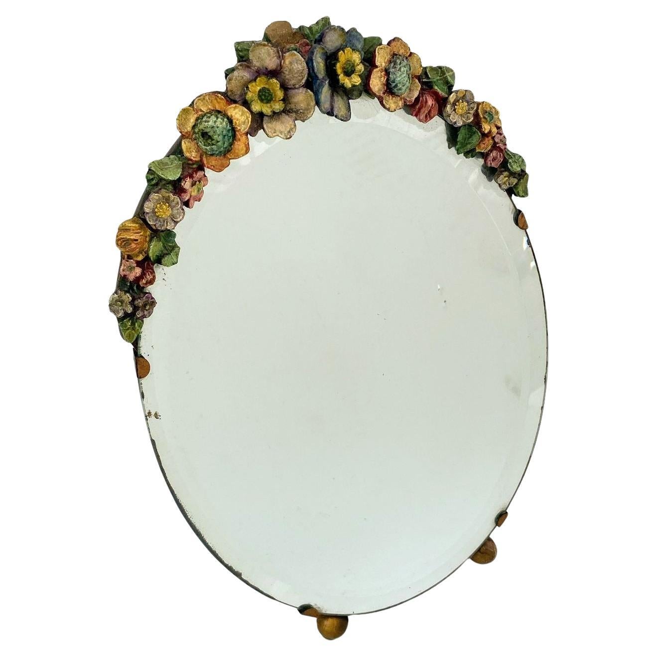 Magnifique et totalement original miroir rond biseauté Barbola Art Déco. Il s'agit d'une pièce absolument magnifique, totalement originale, fabriquée en Angleterre et datant des années 1930. Superbes couleurs pastel, magnifiquement détaillées et