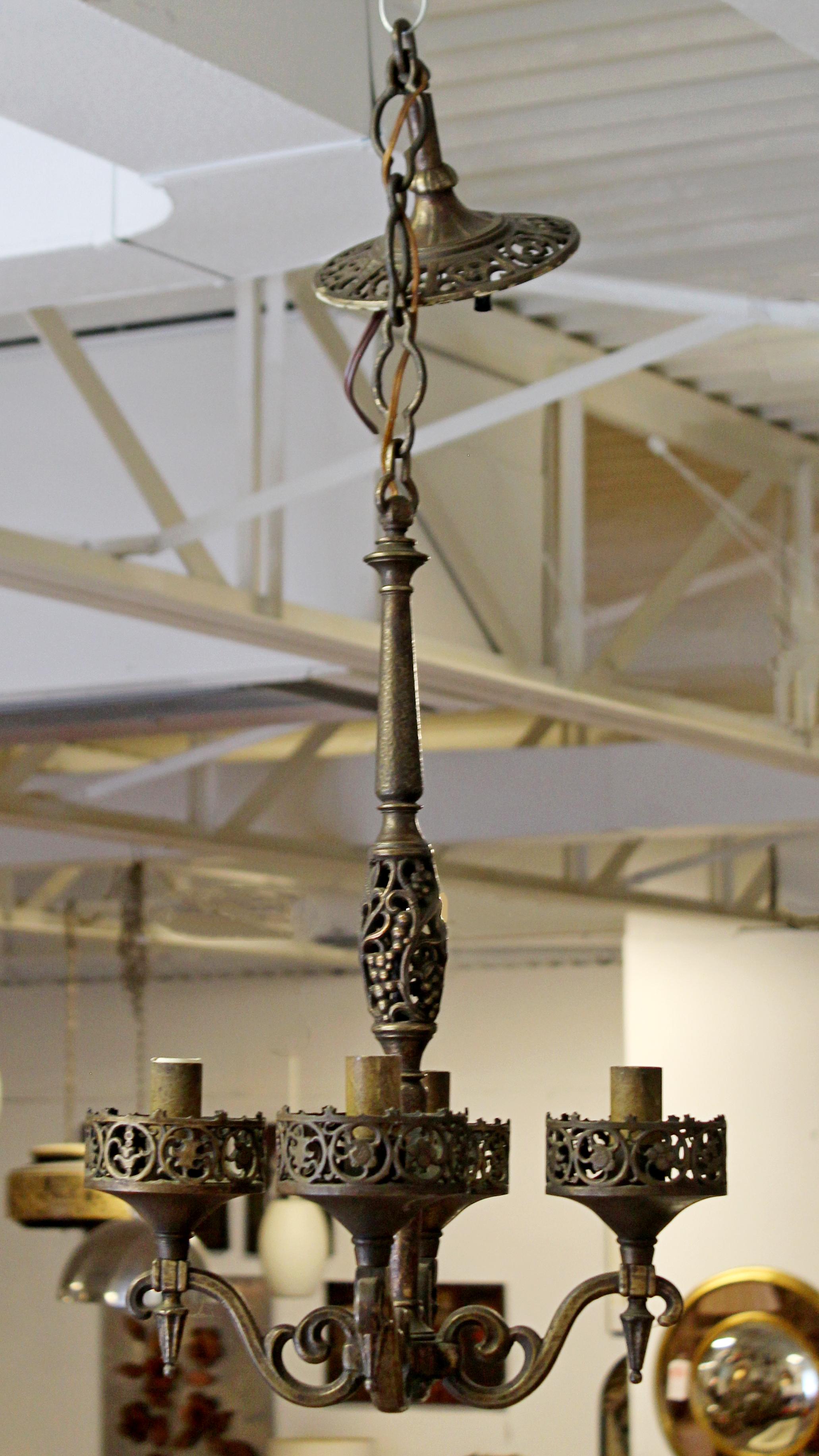 Pour votre considération, nous vous proposons un magnifique lustre à suspension en bronze, par Oscar Bach pour Segar Studios, vers les années 1920. En excellent état d'ancienneté. Les dimensions sont de 16