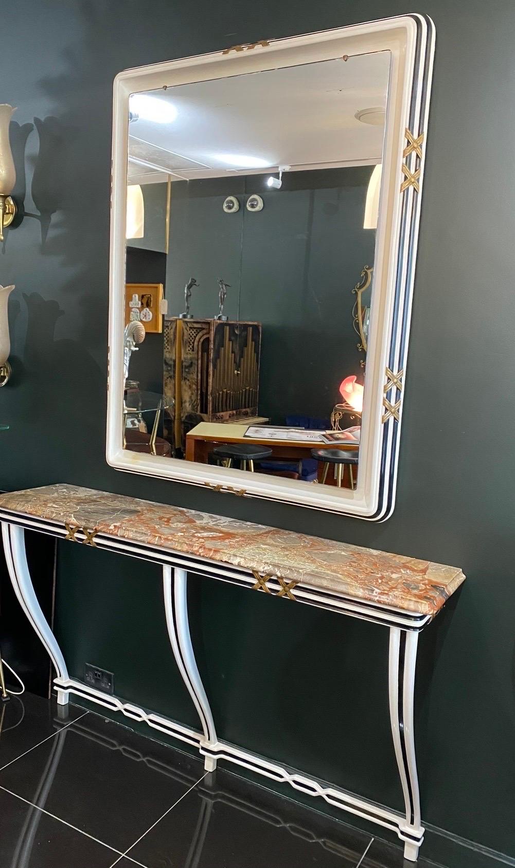 Console murale Art Deco Osvaldo Borsani avec plateau en marbre et grand miroir rétro-éclairé. Laqué en noir et ivoire. Dimensions : Table console D:35cm H:93cm L:160cm Miroir D:10cm H:135cm L:110cm.