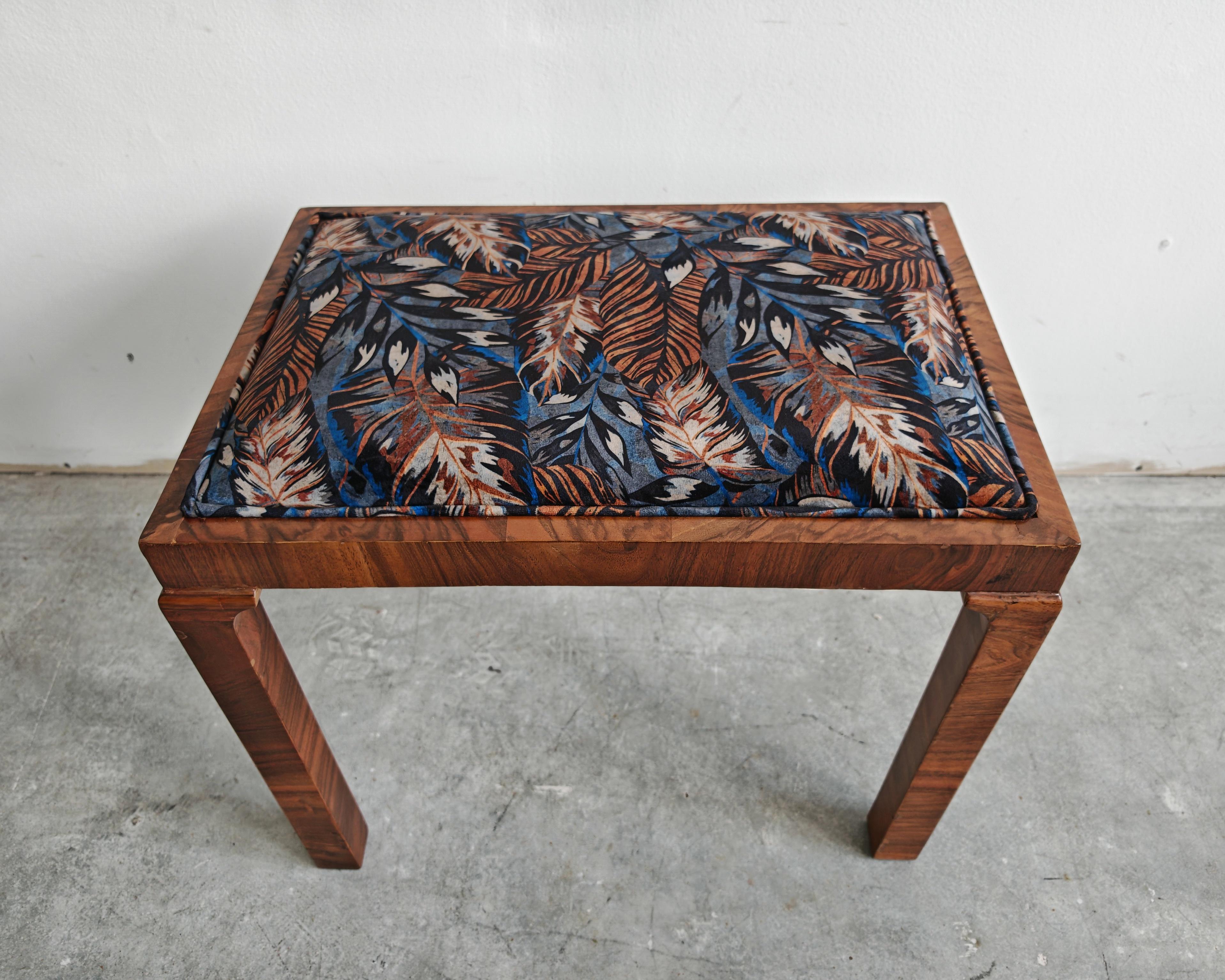En este anuncio encontrarás una impresionante otomana (o puf) Art Decó realizada en nogal. La otomana ha sido recientemente reformada por completo y retapizada en felpa con estampado floral en tonos azul marino y bronce. Fabricado en Austria en la
