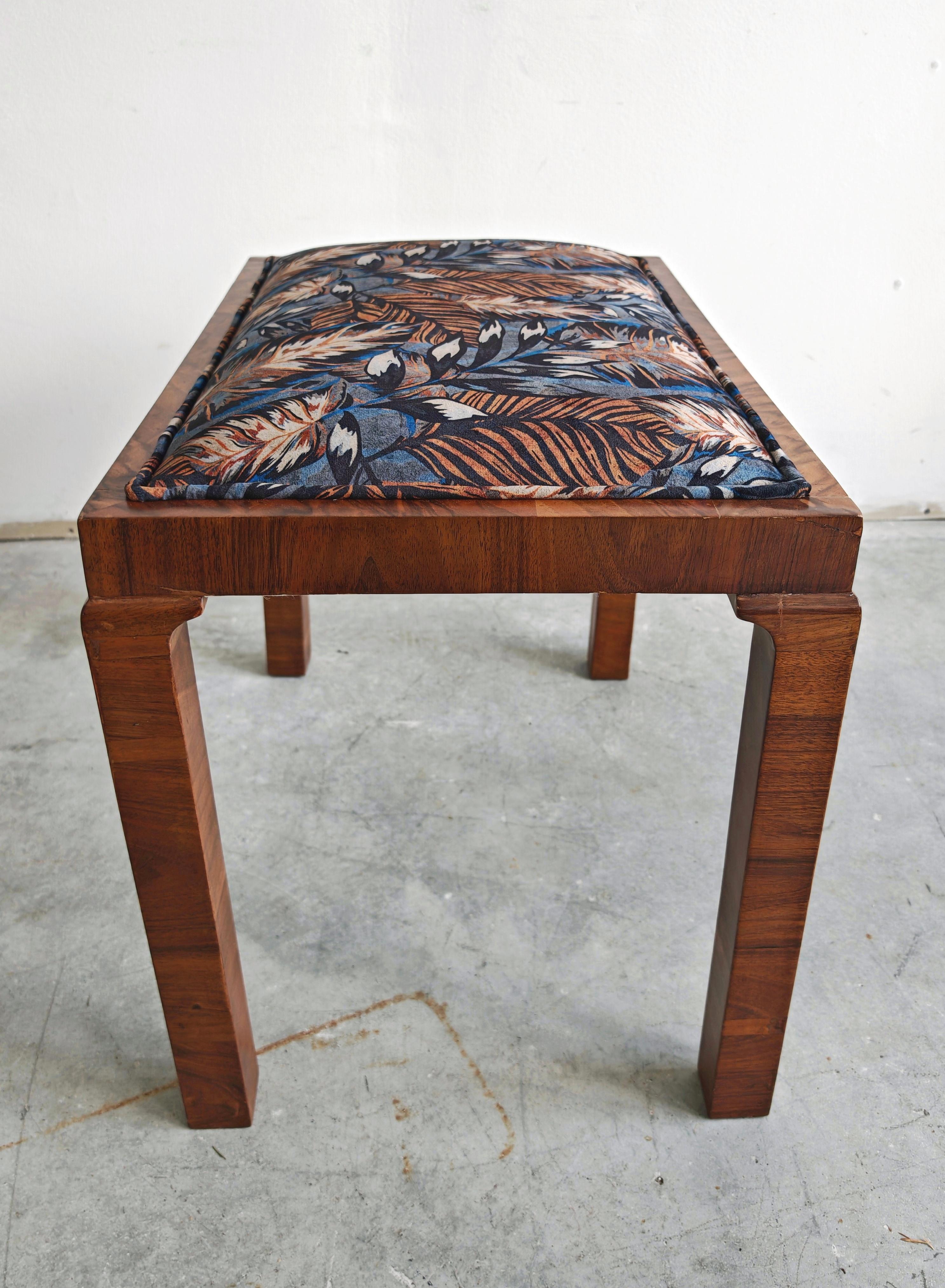 Otomana Art Decó realizada en nogal tapizada en felpa con estampado floral mediados del siglo XX en venta