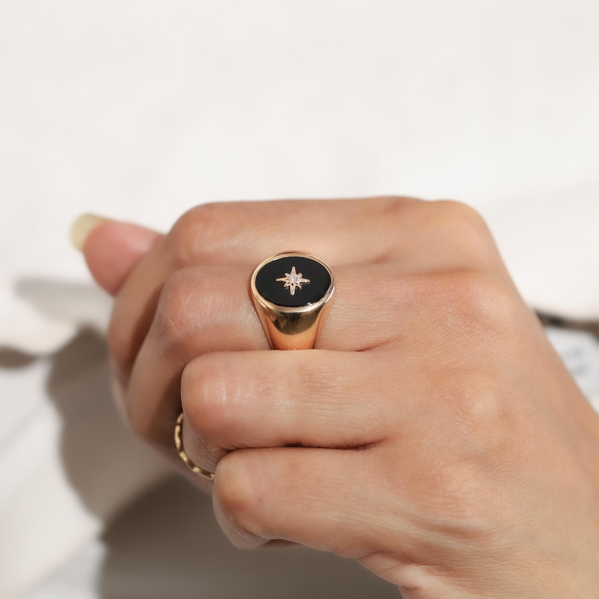 Anello con sigillo unisex in oro giallo 18 carati con onice nera e diamanti taglio ovale Art Deco in vendita 4