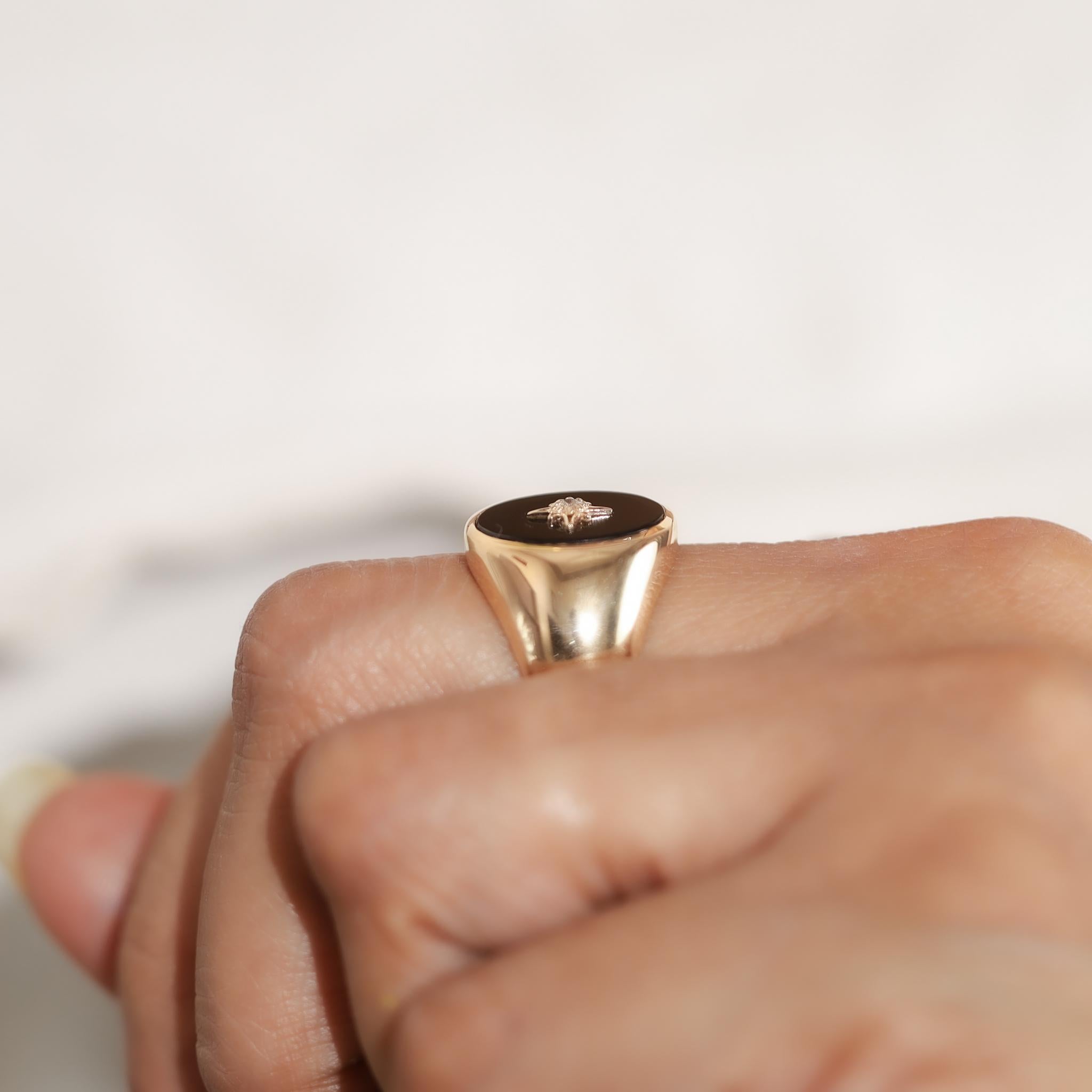 Anello con sigillo unisex in oro giallo 18 carati con onice nera e diamanti taglio ovale Art Deco in vendita 5