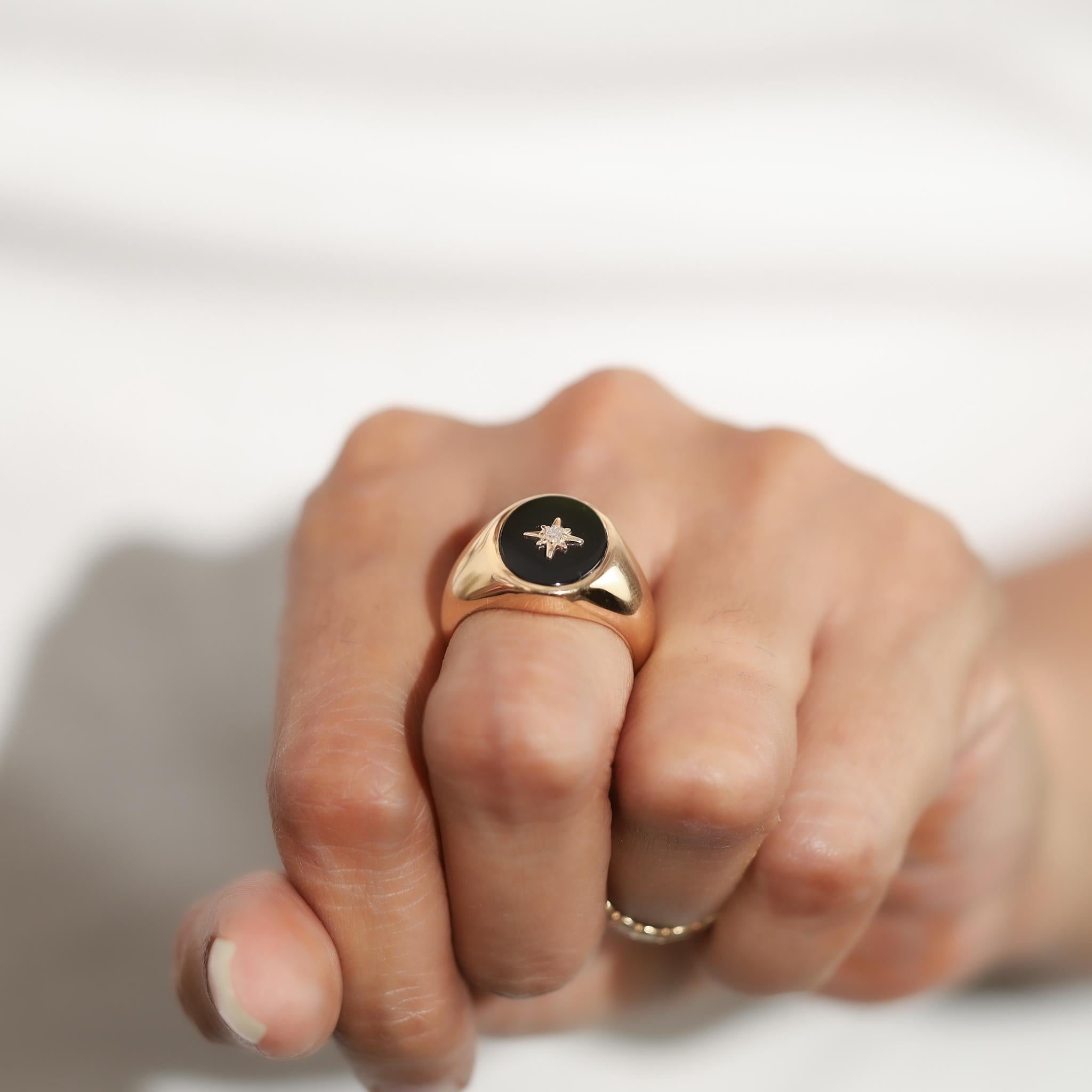 Anello con sigillo unisex in oro giallo 18 carati con onice nera e diamanti taglio ovale Art Deco in vendita 6