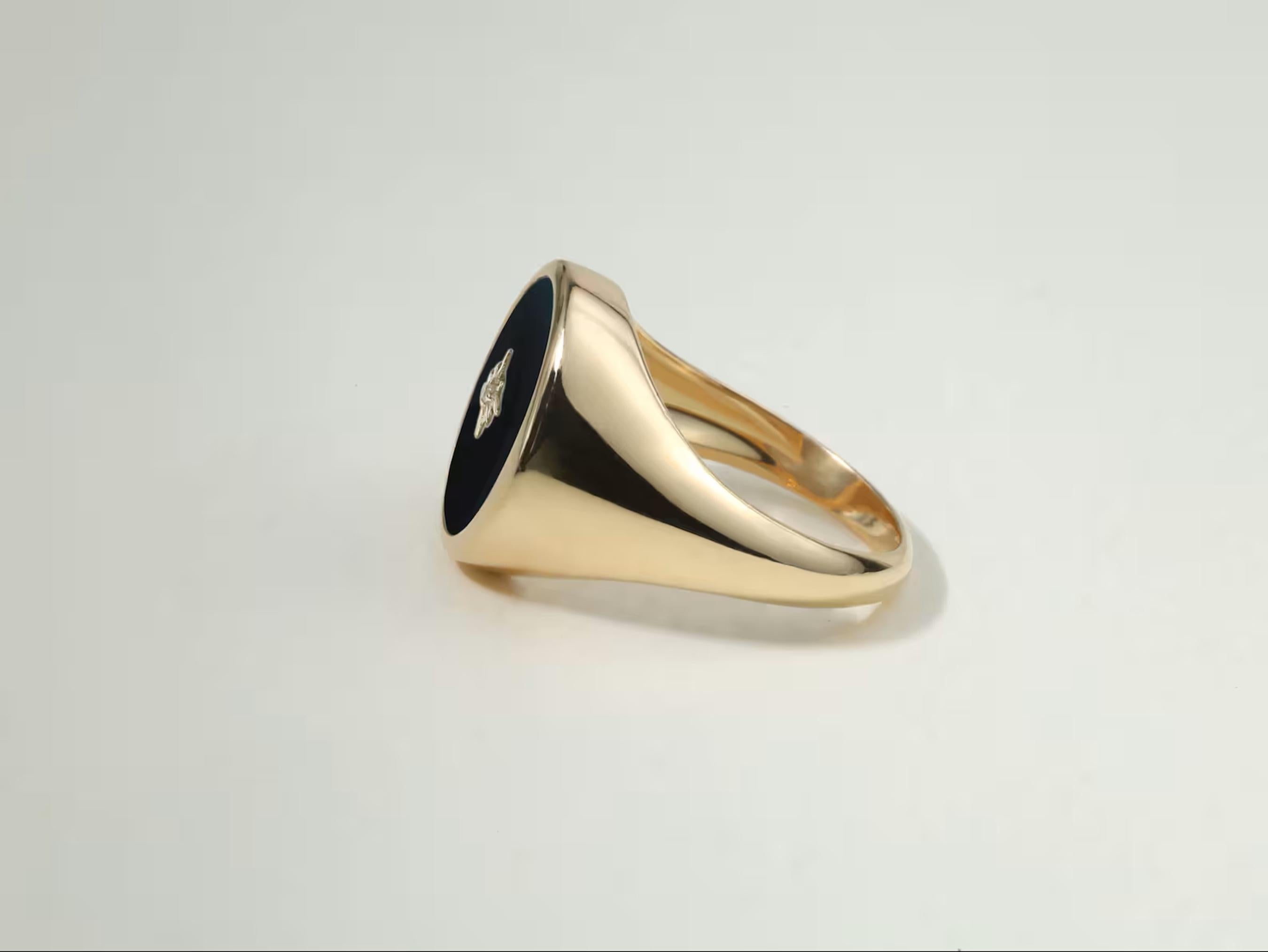 ✨ Descrizione del prodotto:
Audace, sofisticato e raffinato senza sforzo: questo anello con sigillo unisex Art Deco combina il fascino profondo e misterioso dell'onice nero con la brillantezza dei diamanti naturali. Il suo cuore è costituito da