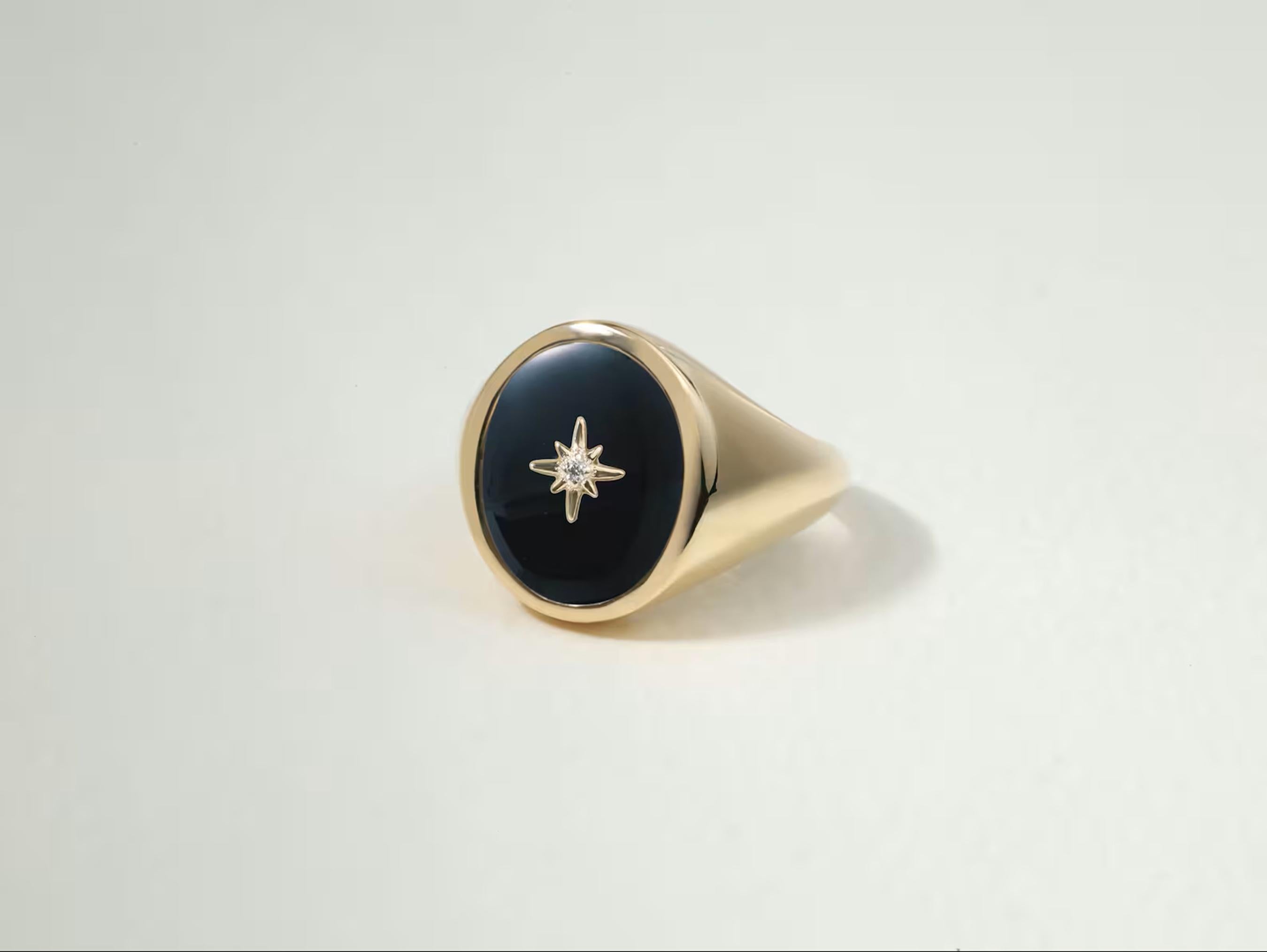 Art Déco Anello con sigillo unisex in oro giallo 18 carati con onice nera e diamanti taglio ovale Art Deco in vendita