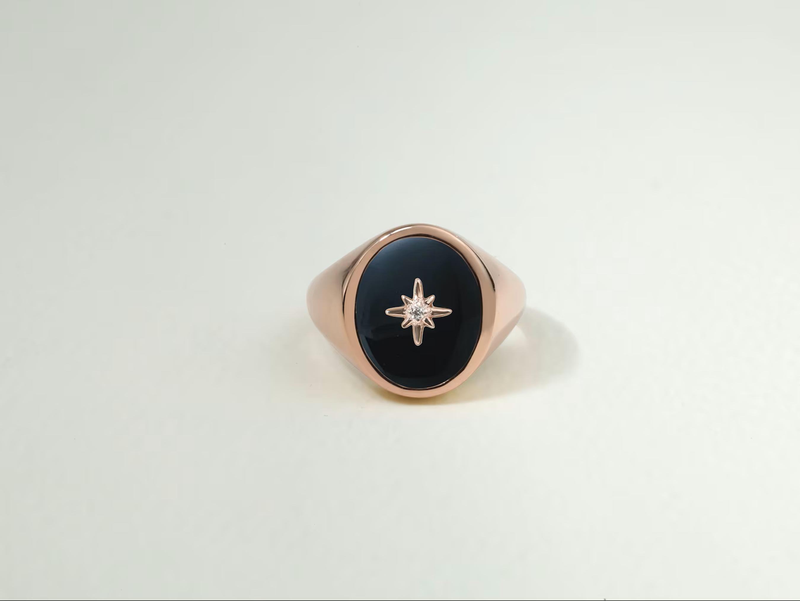 Taglio ovale Anello con sigillo unisex in oro giallo 18 carati con onice nera e diamanti taglio ovale Art Deco in vendita