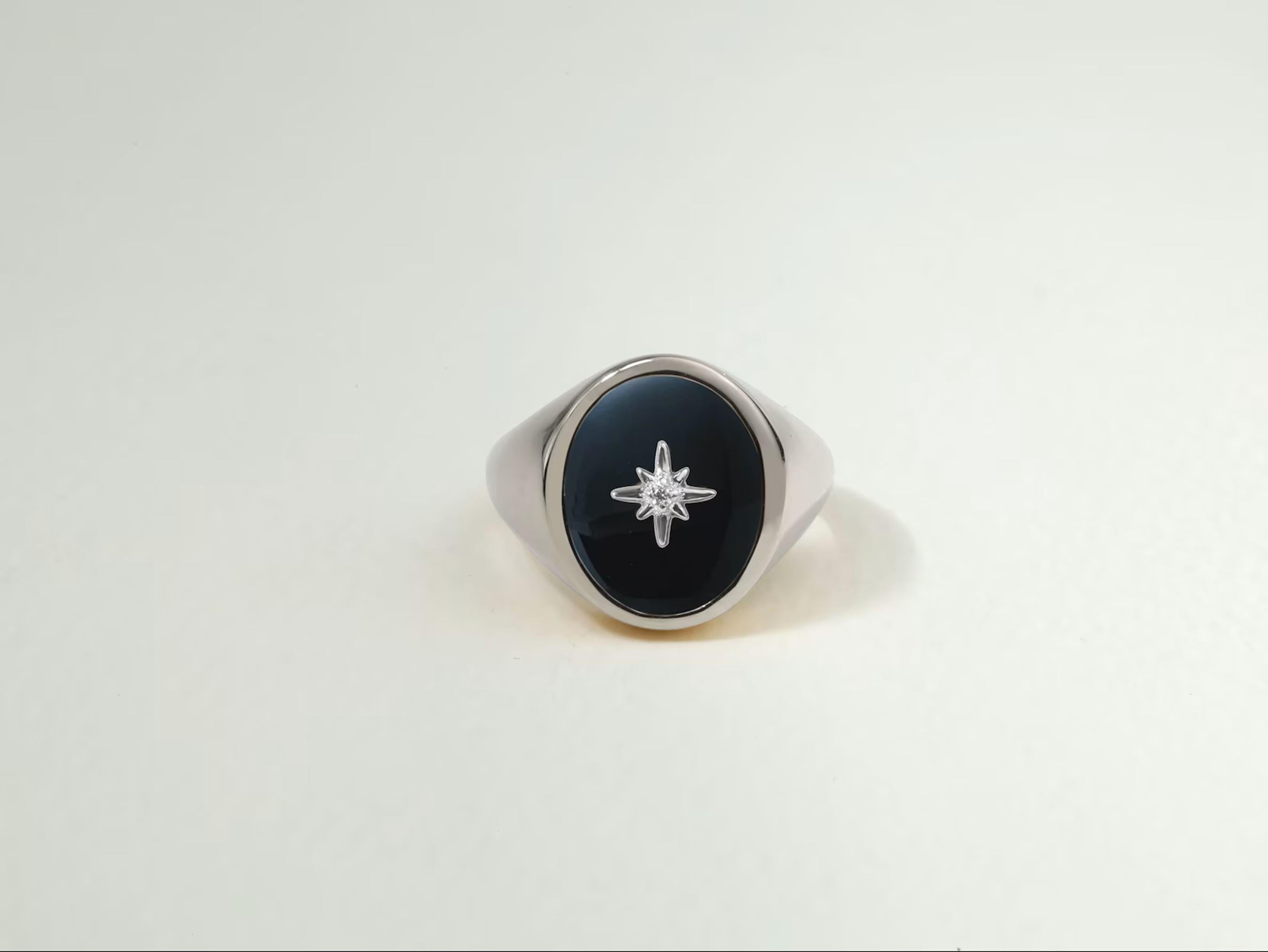 Anello con sigillo unisex in oro giallo 18 carati con onice nera e diamanti taglio ovale Art Deco In condizioni Nuovo in vendita a Jaipur, RJ
