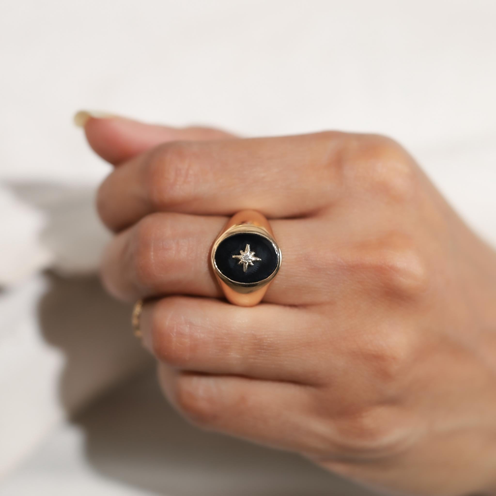 Anello con sigillo unisex in oro giallo 18 carati con onice nera e diamanti taglio ovale Art Deco in vendita 3