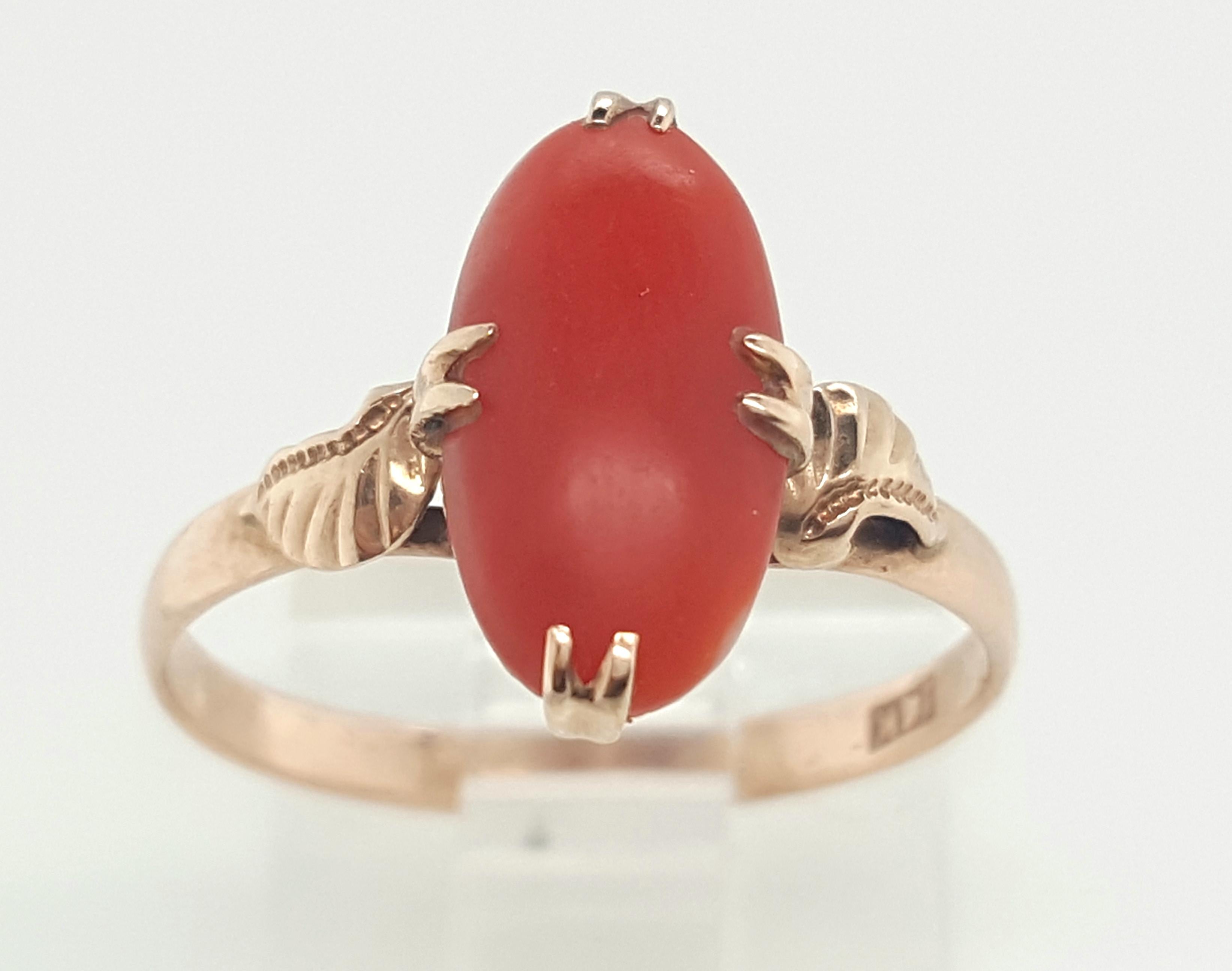 Art Deco Oval Cut Precious Coral 14 Karat Yellow Gold Ring For Sale 3