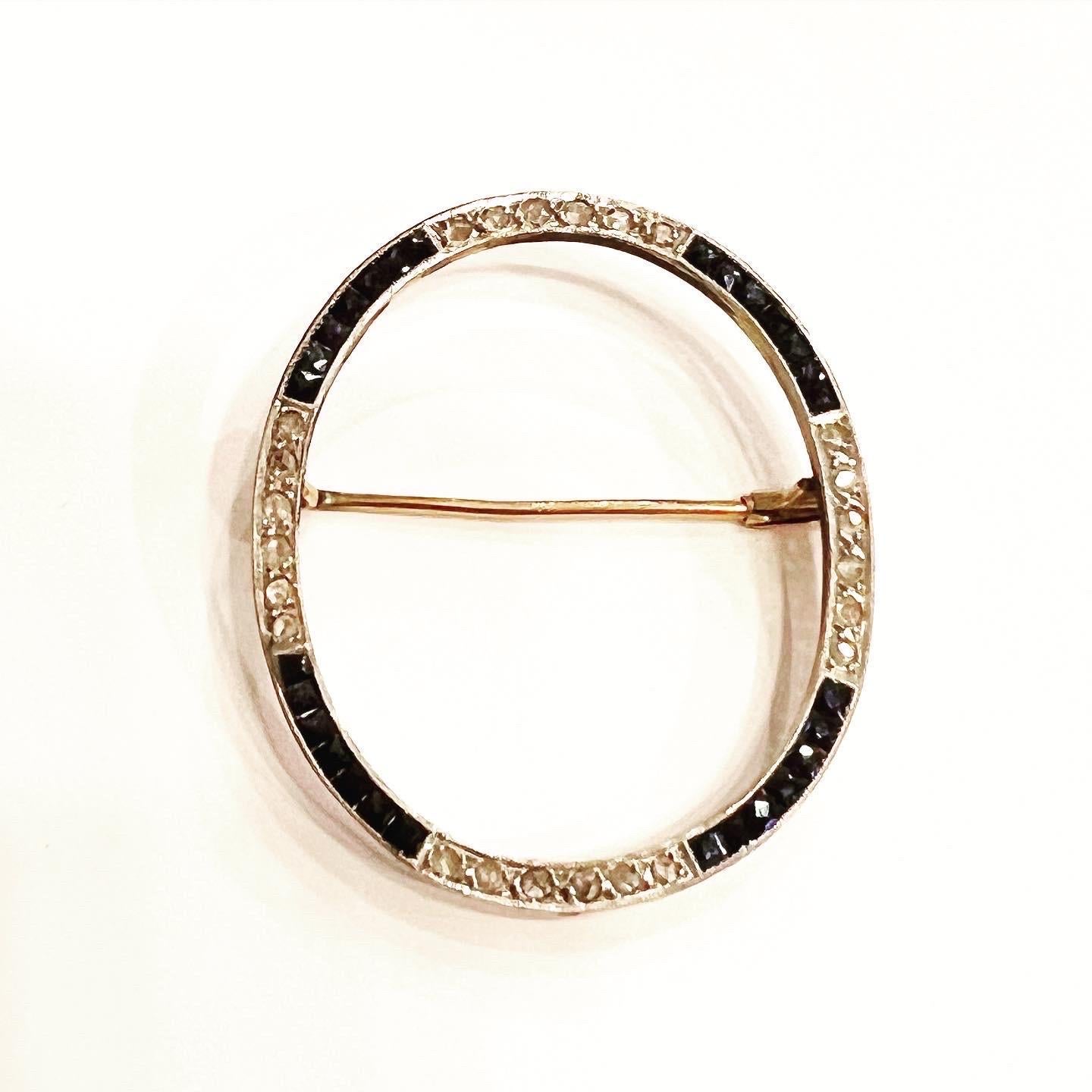 Art Deco  Oval Diamond Sapphire Platinum Yellow Gold Brooch In Good Condition For Sale In Pamplona, Navarra