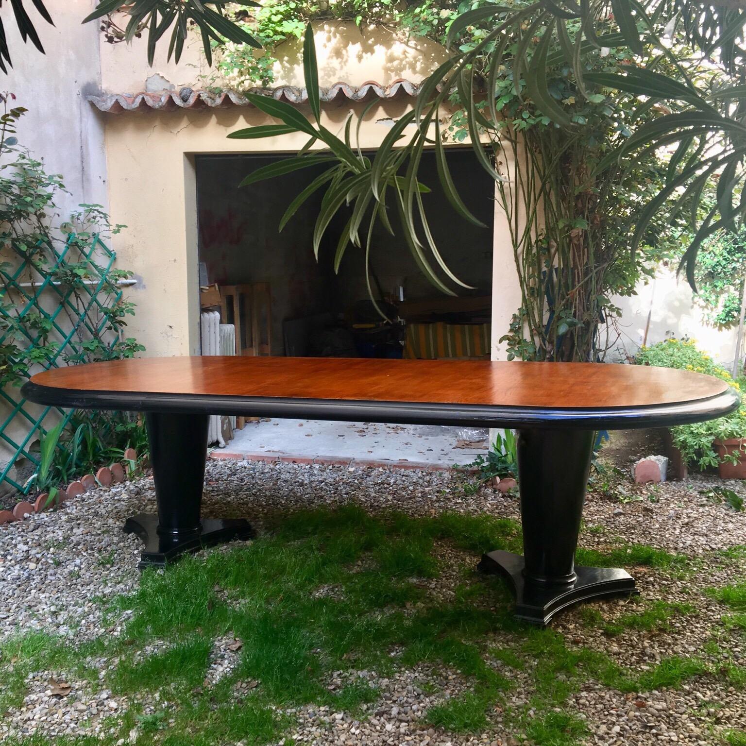 Italian Art Deco Oval Dining Table in Mahogany Wood with Black Ebonized Edge, 1940s For Sale