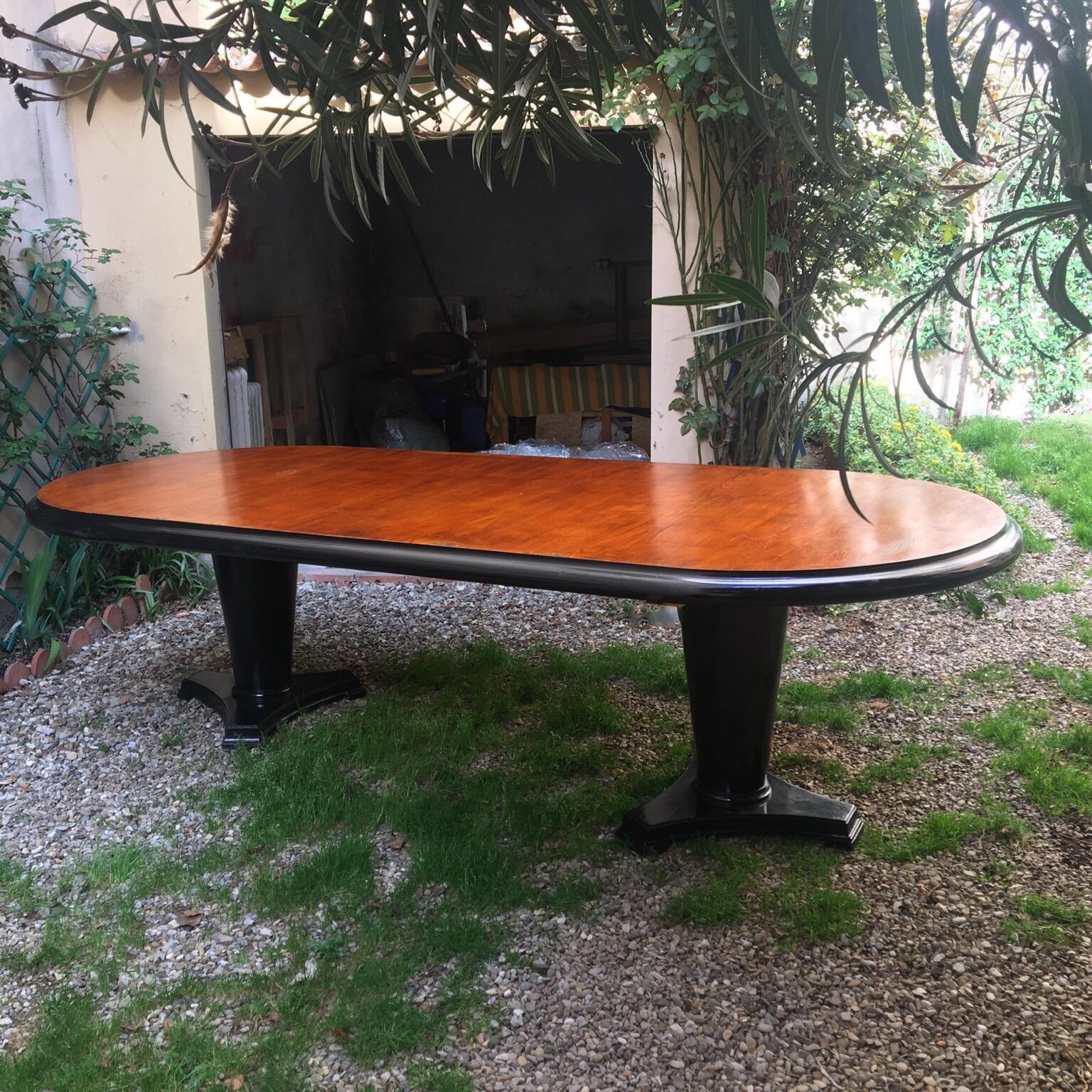 Art Deco Oval Dining Table in Mahogany Wood with Black Ebonized Edge, 1940s In Good Condition For Sale In Florence, IT
