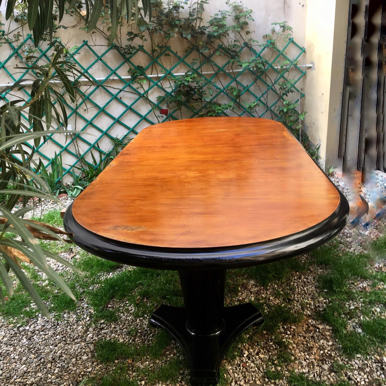 Art Deco Oval Dining Table in Mahogany Wood with Black Ebonized Edge, 1940s For Sale 1
