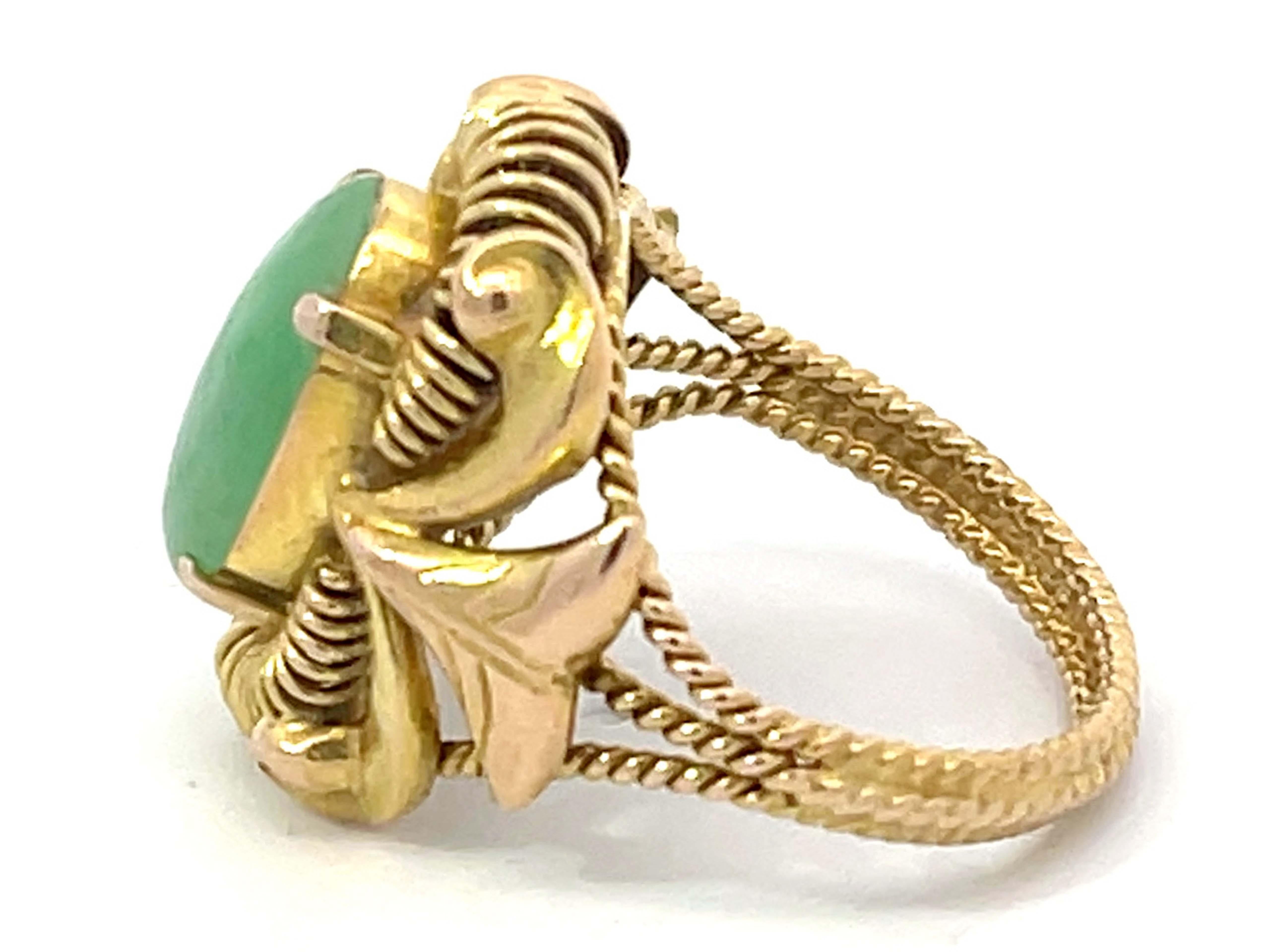 Art Deco Oval Jade Ring in 14k Yellow Gold In Excellent Condition For Sale In Honolulu, HI