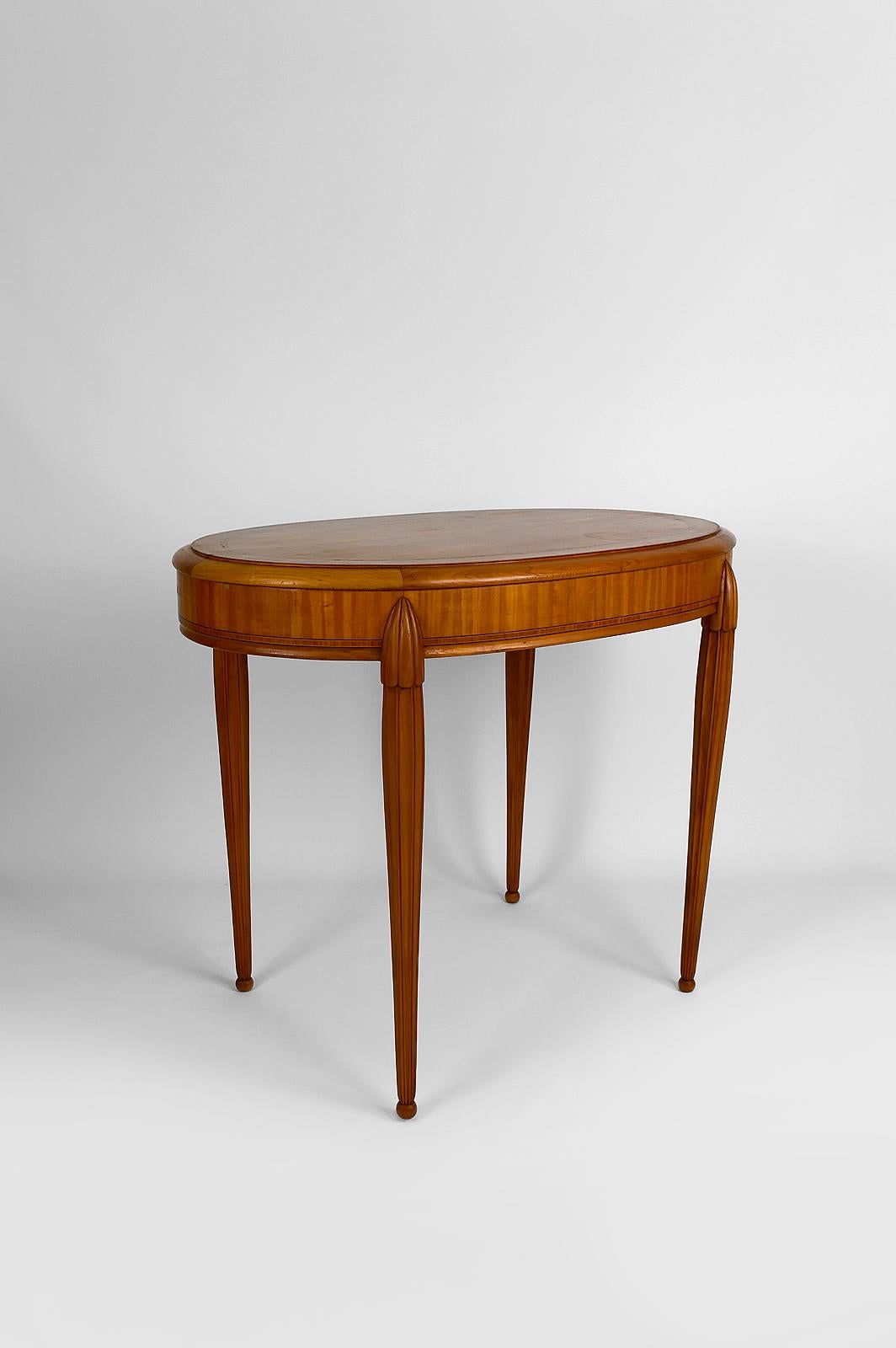 Lovely oval pedestal / side table in mahogany veneer.
With very elegant tapered legs, and fine inlay / marquetry.

Art Deco, France, around 1920-1925.
In the style of the productions of Süe & Mare, Maurice Dufrène, Paul Follot, DIM.

In good