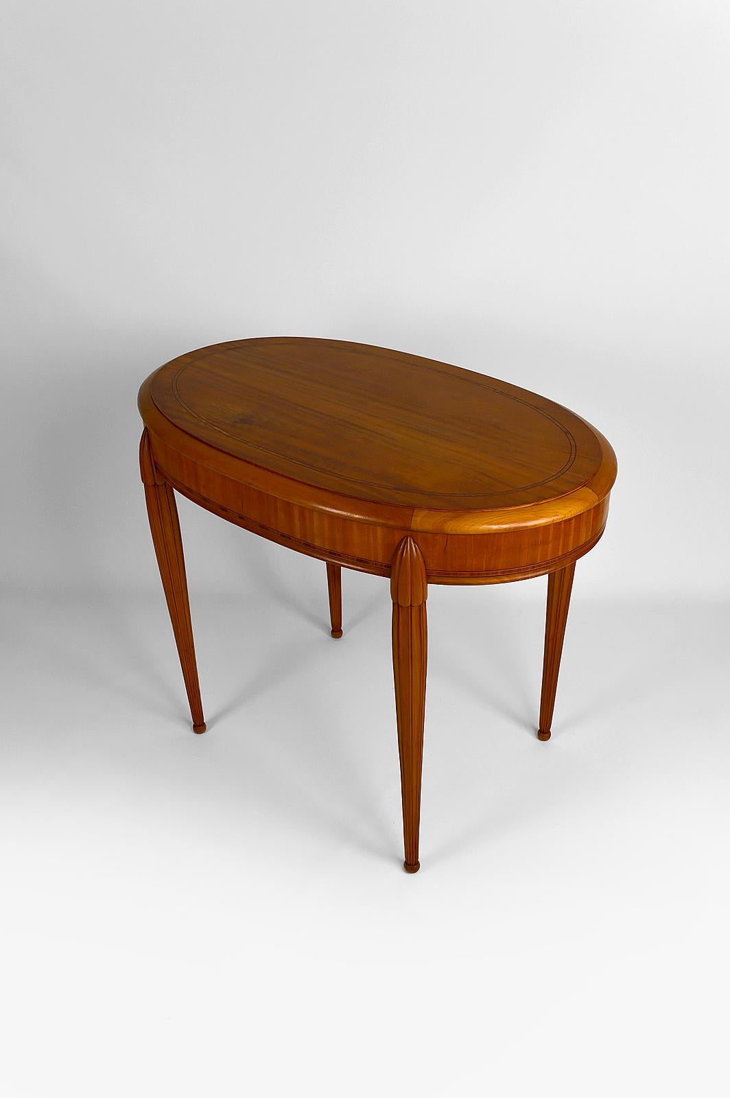 Art Deco Oval Pedestal Table with Marquetry, France, circa 1920 In Good Condition In VÉZELAY, FR