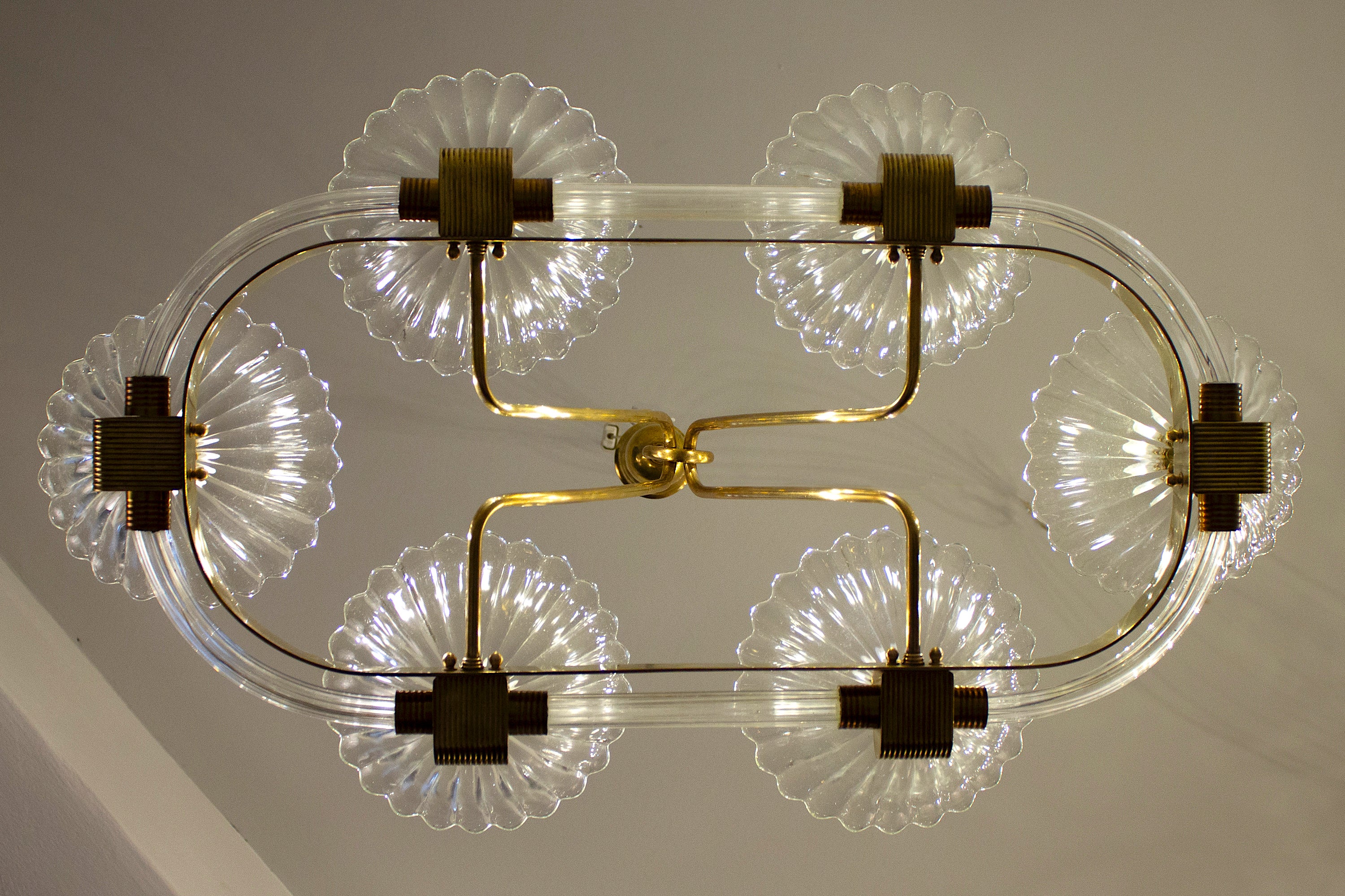 Außergewöhnlicher Kronleuchter aus Murano-Glas mit sechs Schirmen und eleganter Messingfassung von Ercole Barovier.
Ausgezeichneter Vintage-Zustand
Sechs E 27-Glühbirnen, die mit den US-Normen kompatibel sind.
 Die Höhe der Messingstange kann auf