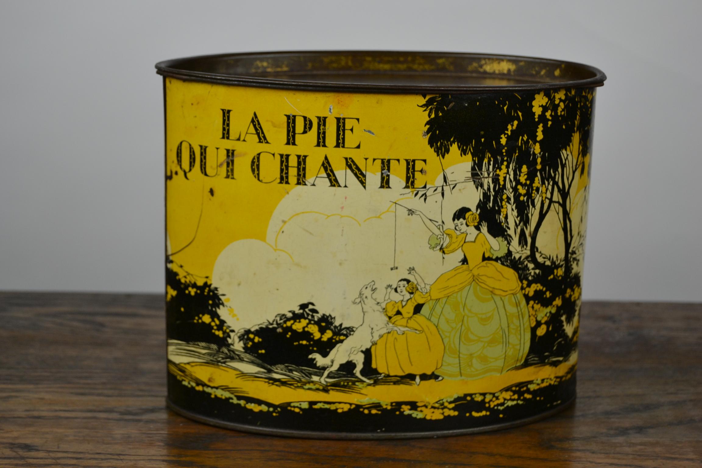 Art Deco Oval Tin for French Confectionery, 1920s In Good Condition In Antwerp, BE